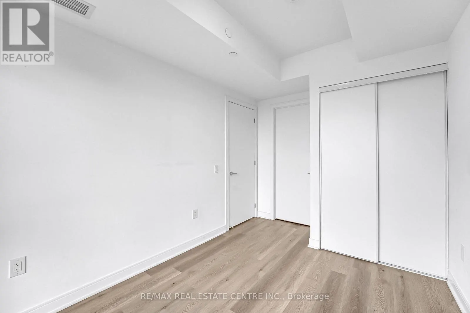 818 - 86 DUNDAS STREET E