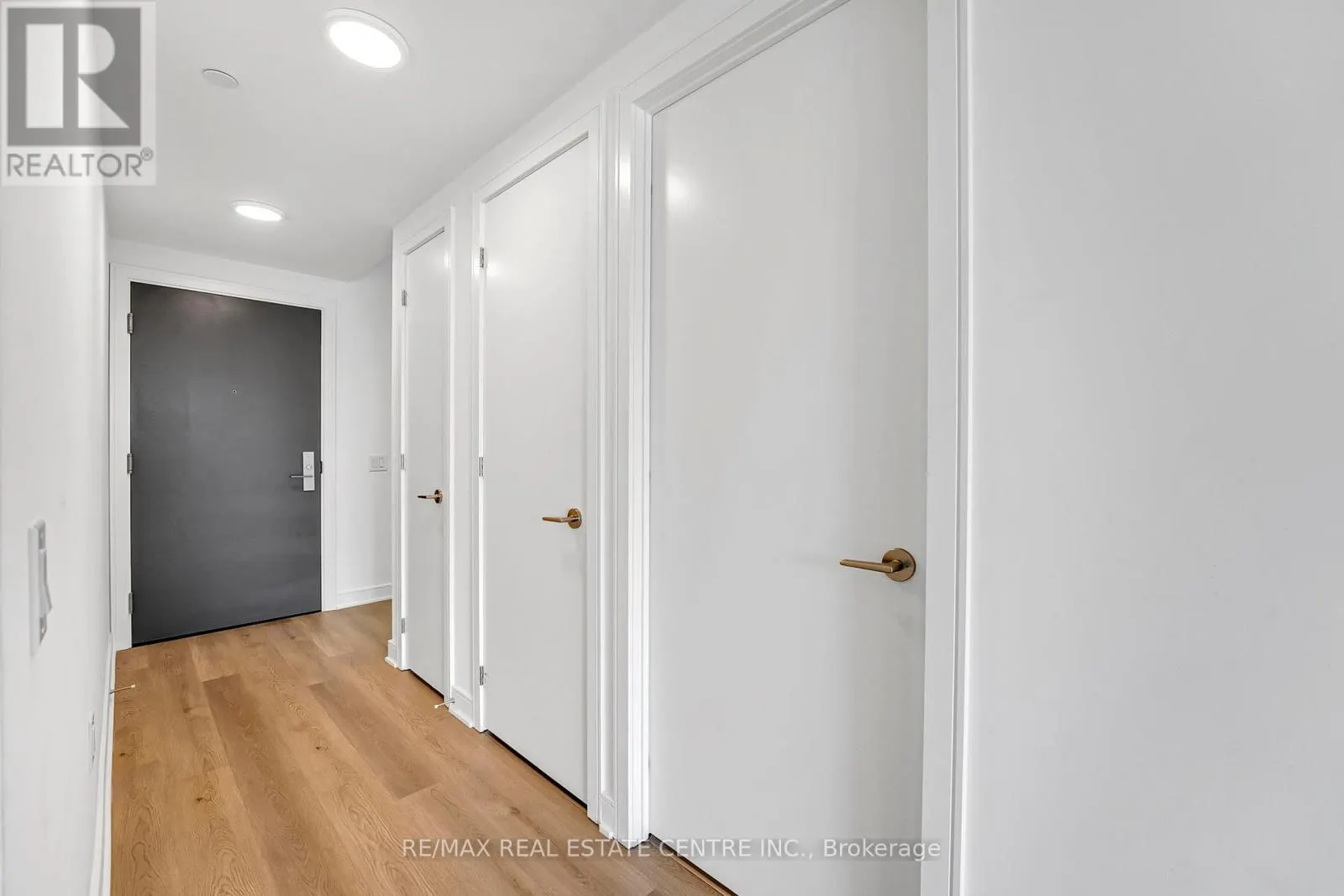 818 - 86 DUNDAS STREET E