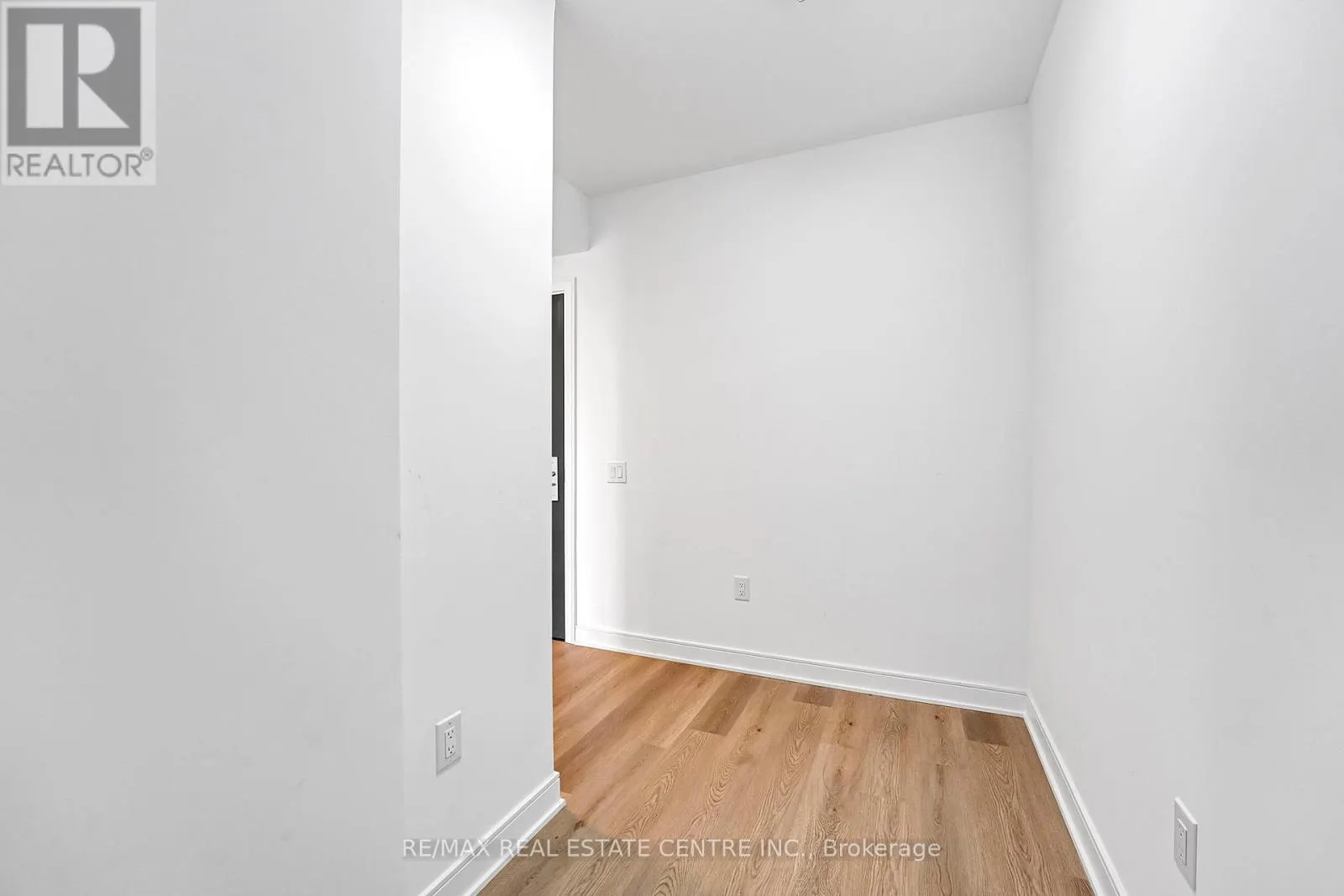818 - 86 DUNDAS STREET E