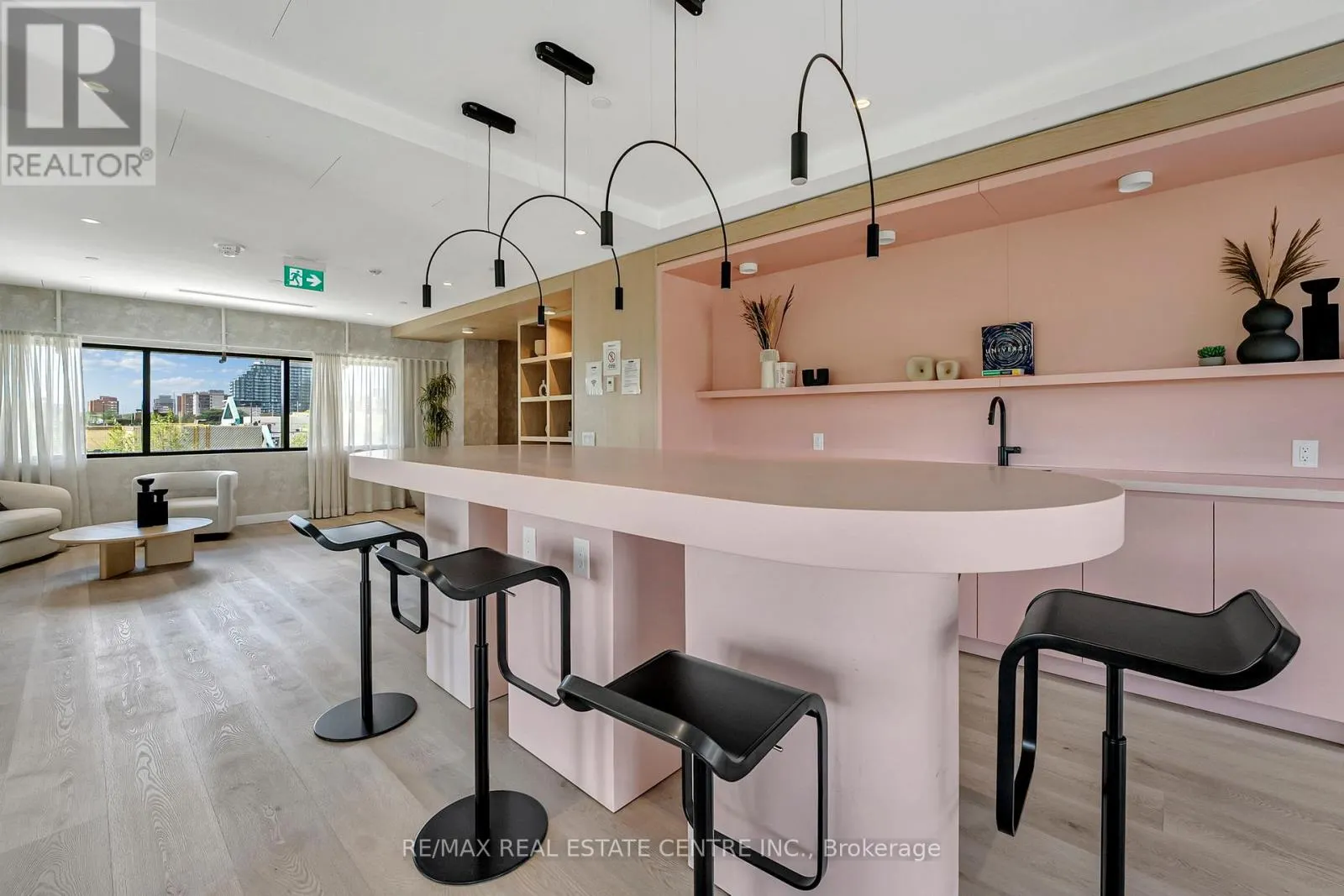818 - 86 DUNDAS STREET E