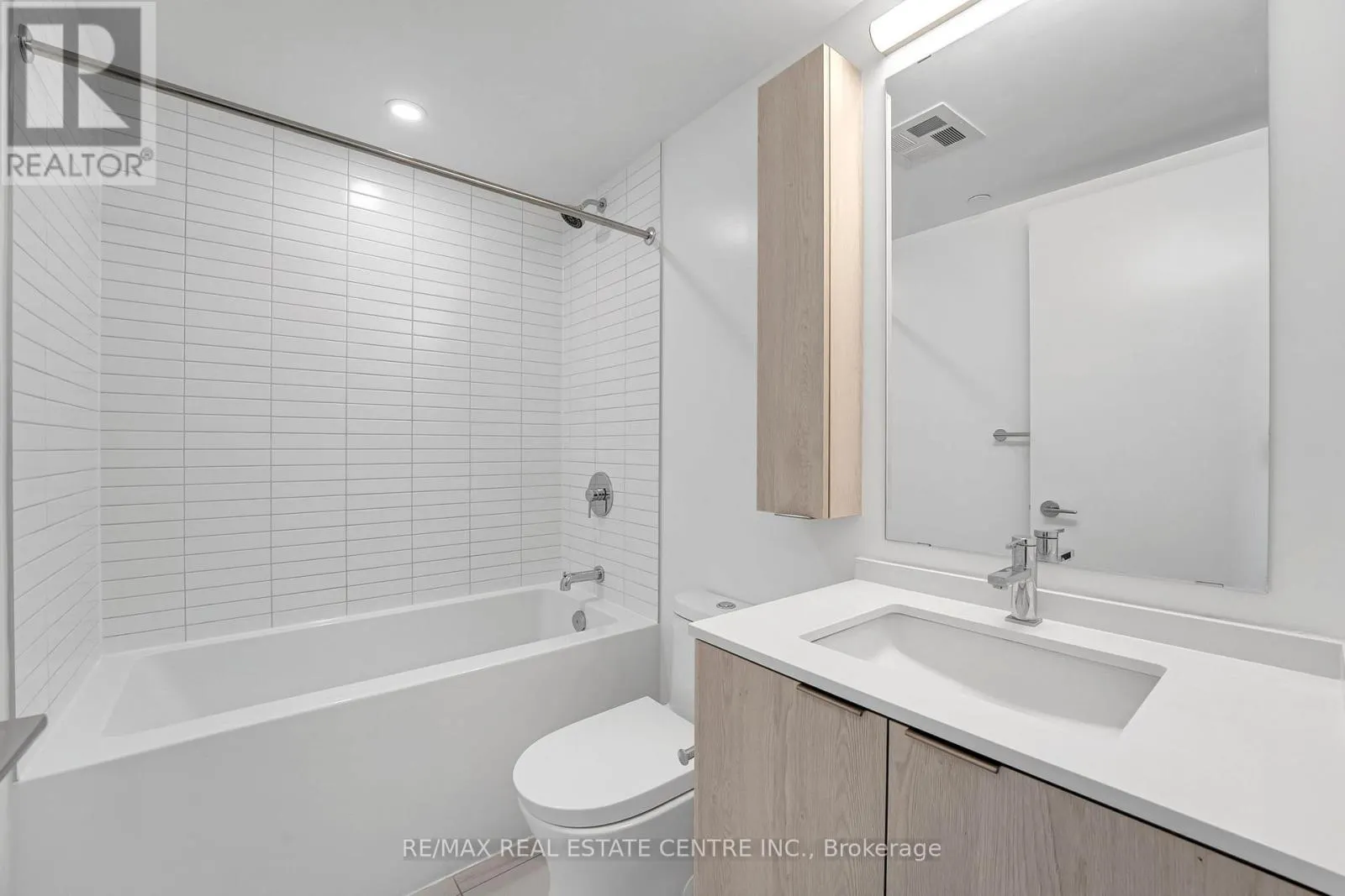 818 - 86 DUNDAS STREET E
