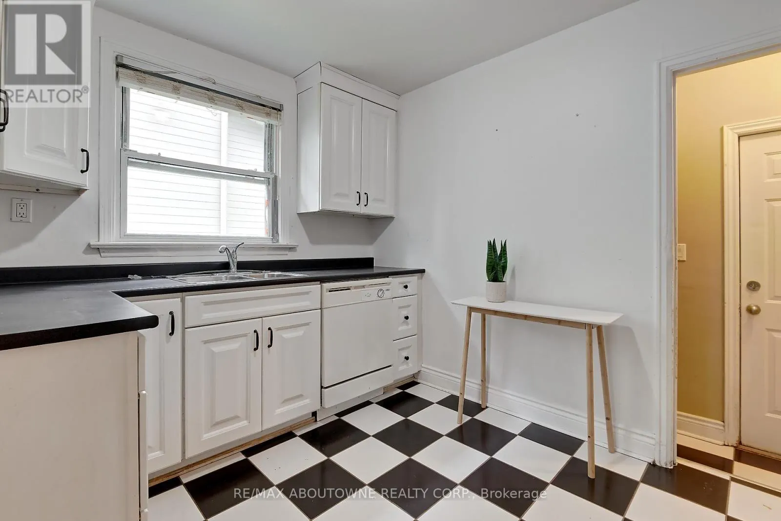 469 WOODLAND AVENUE