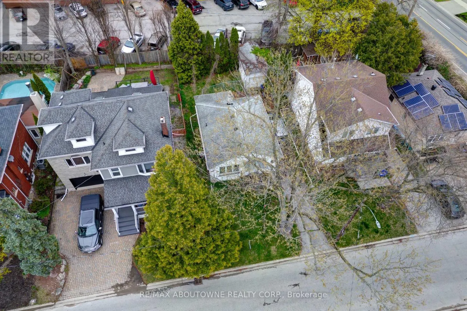 469 WOODLAND AVENUE