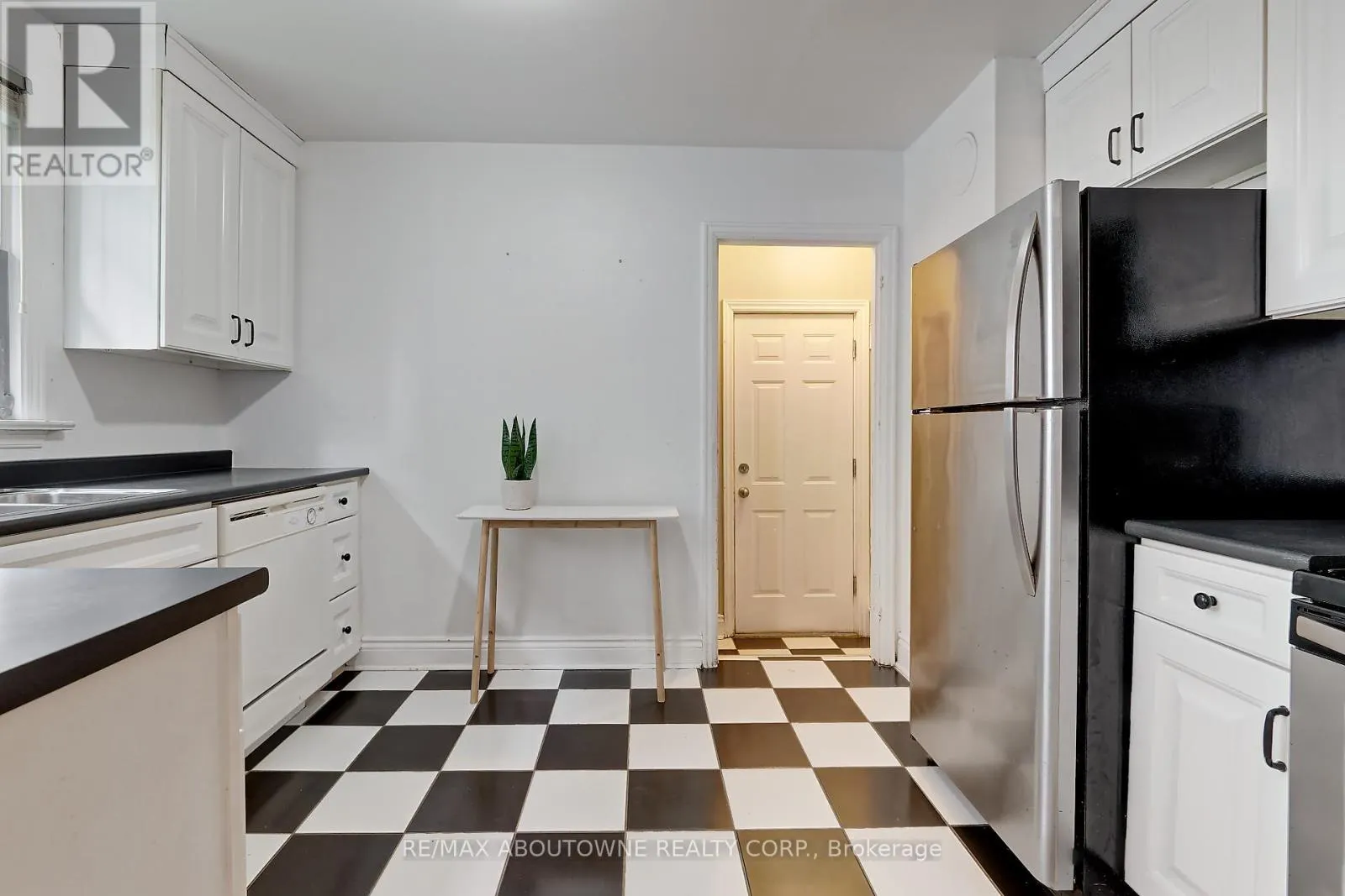 469 WOODLAND AVENUE