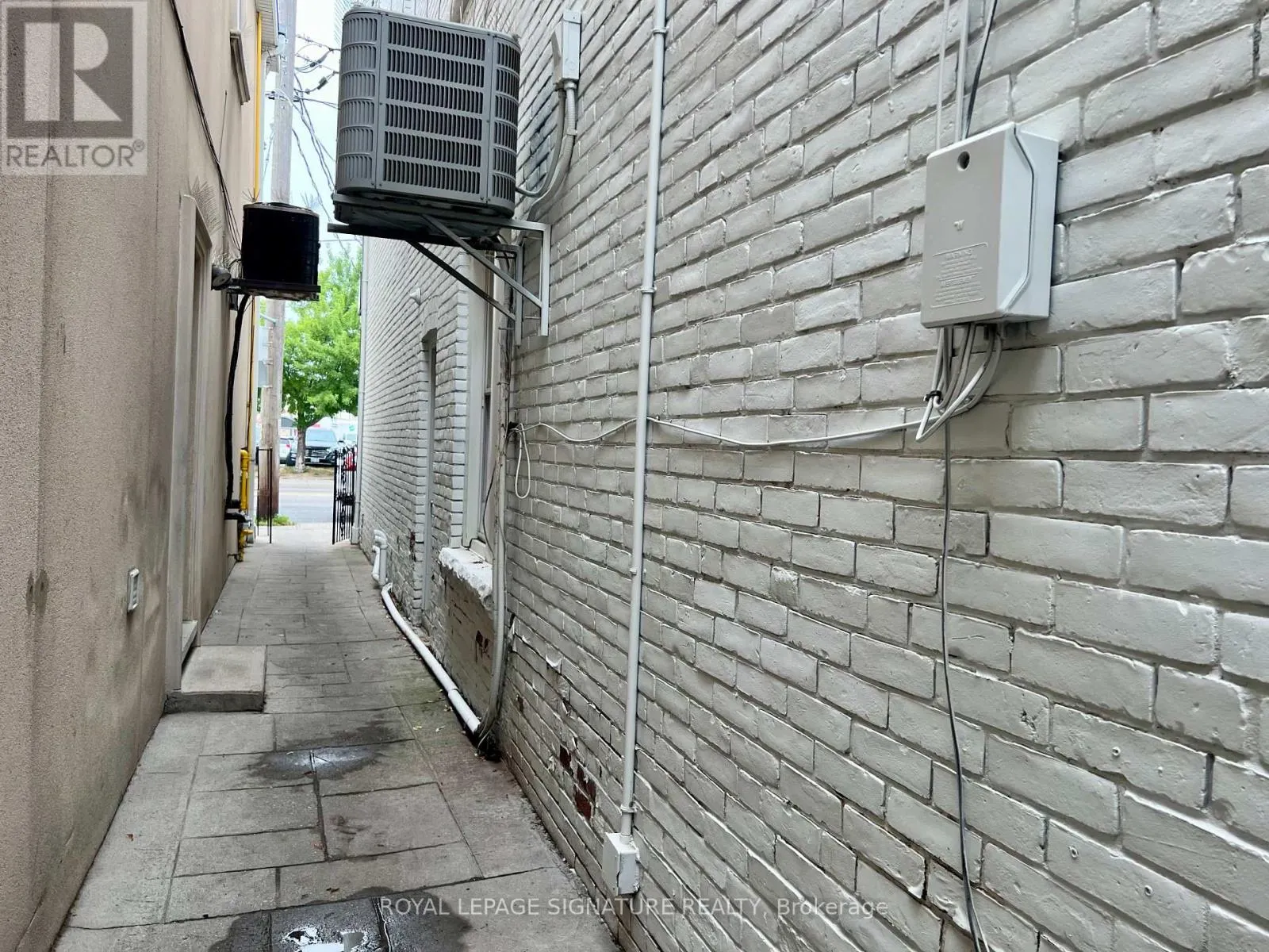 2413 DUNDAS STREET W