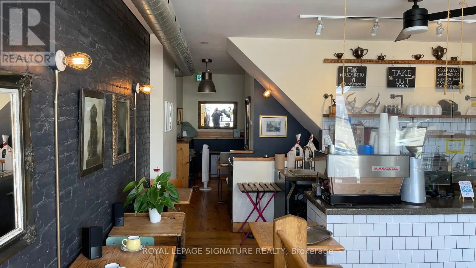2413 DUNDAS STREET W