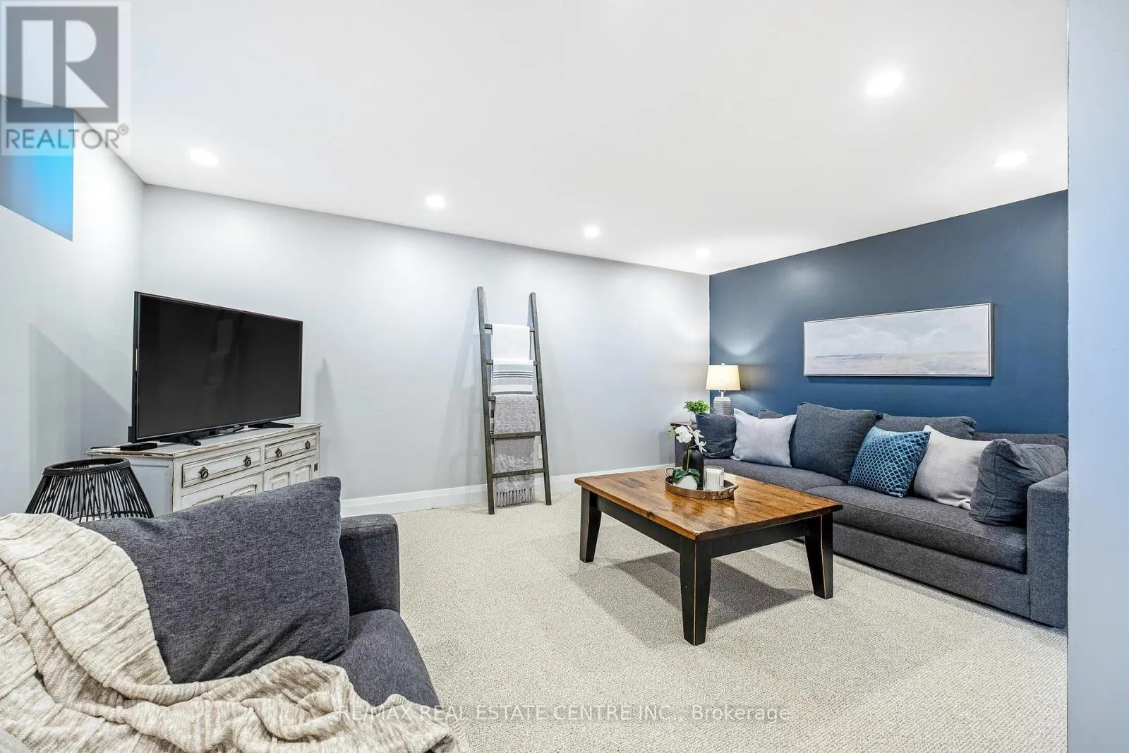390 WOODWARD AVENUE