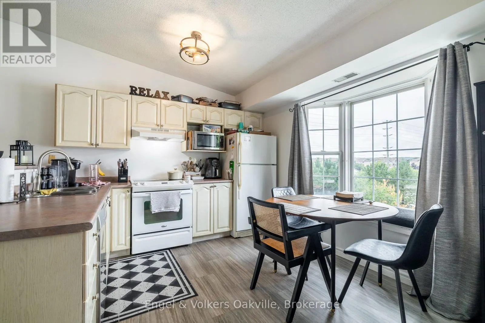 411 - 1451 WALKERS LINE, #411