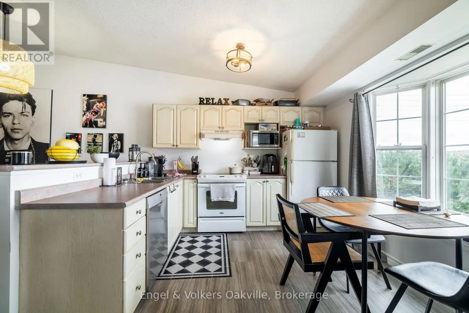 411 - 1451 WALKERS LINE, #411