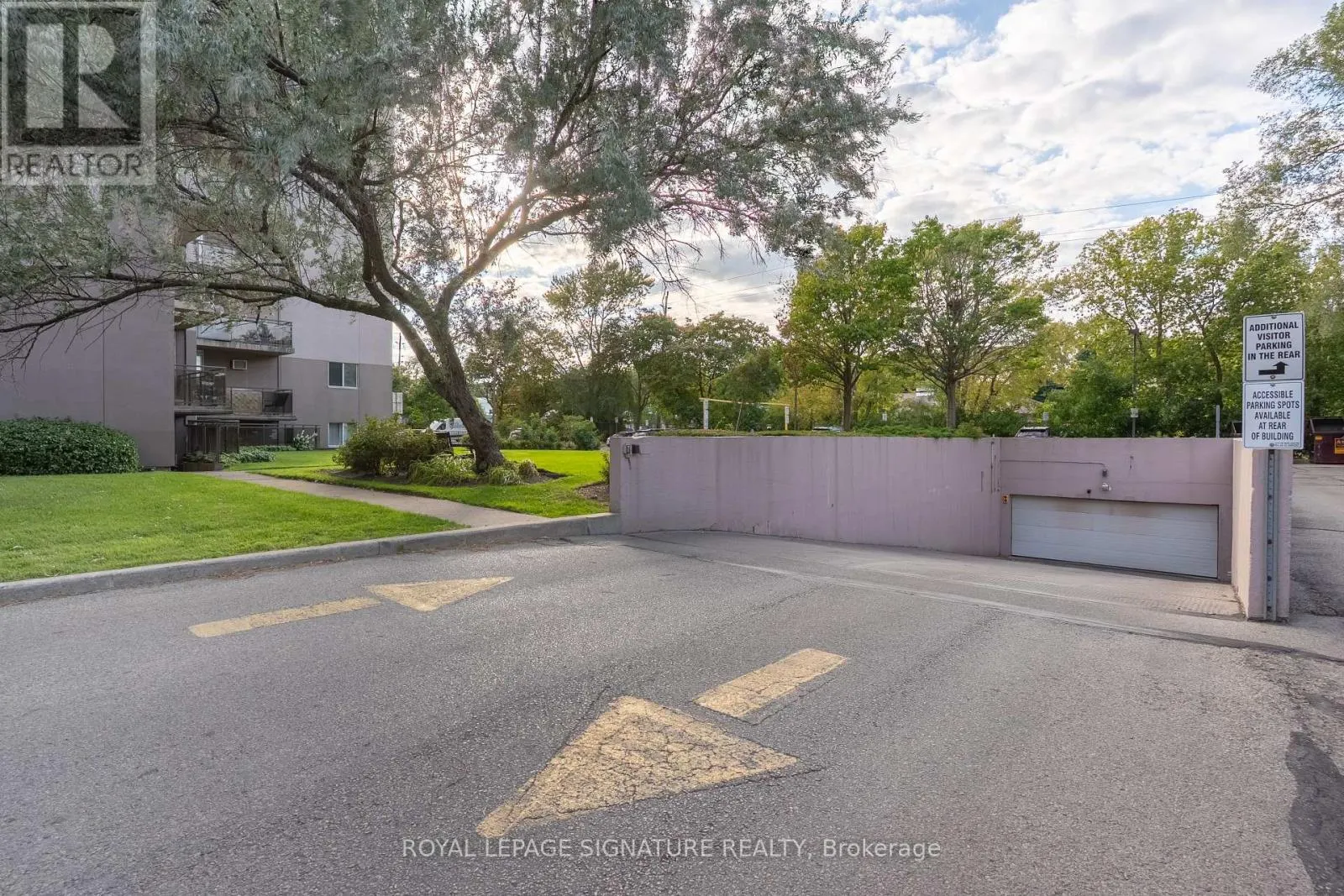975 WARWICK COURT