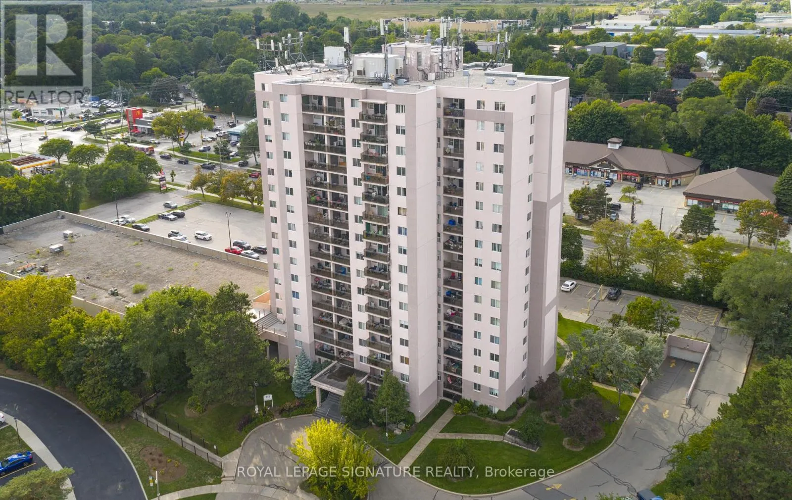 975 WARWICK COURT