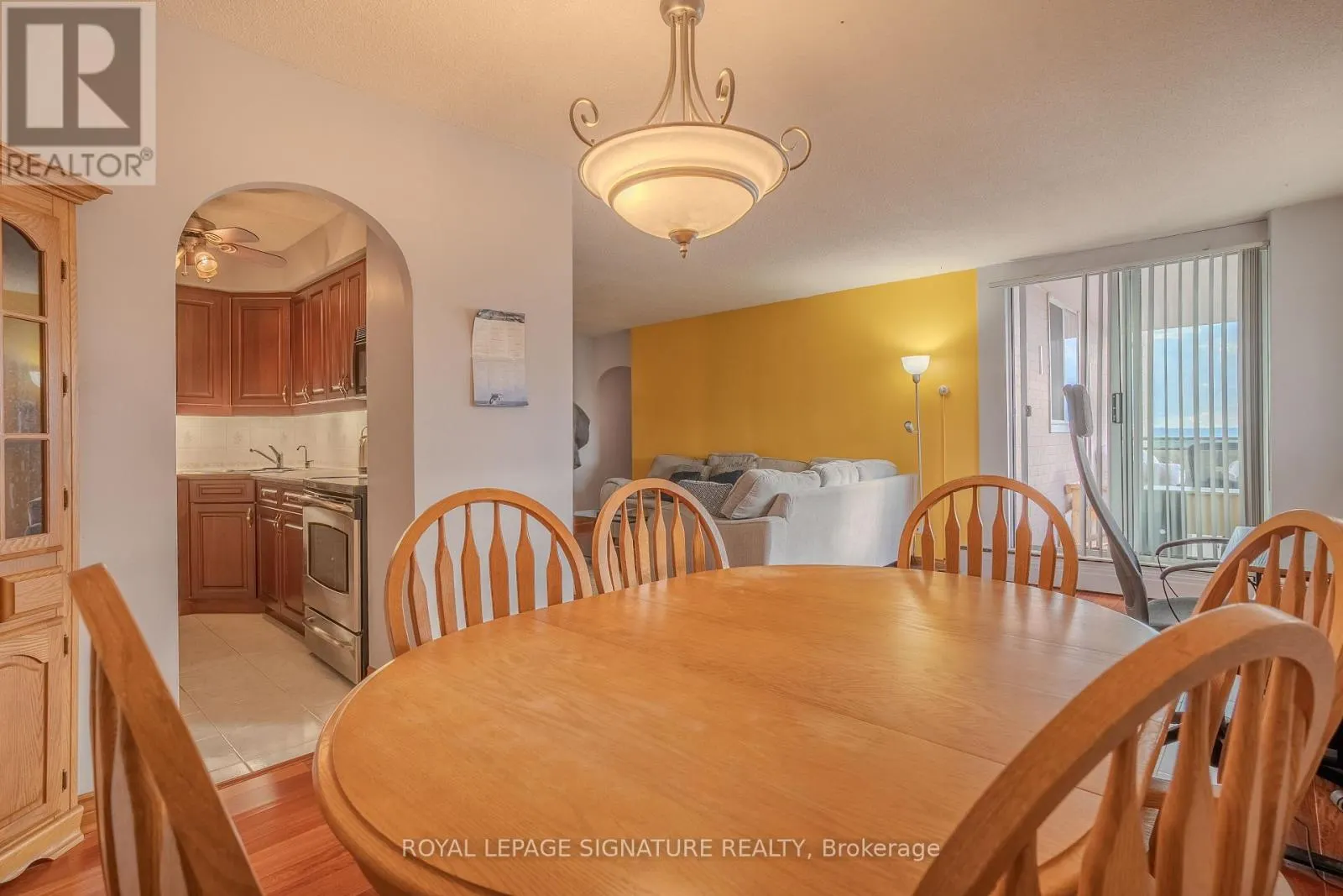 975 WARWICK COURT