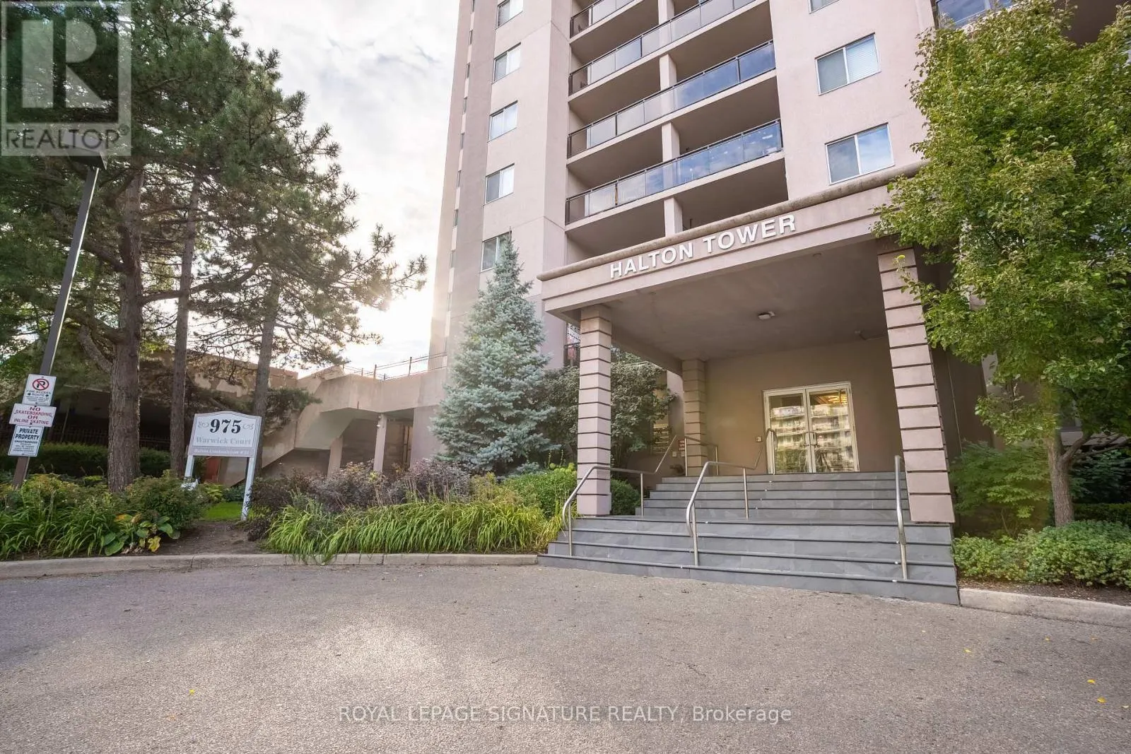 975 WARWICK COURT