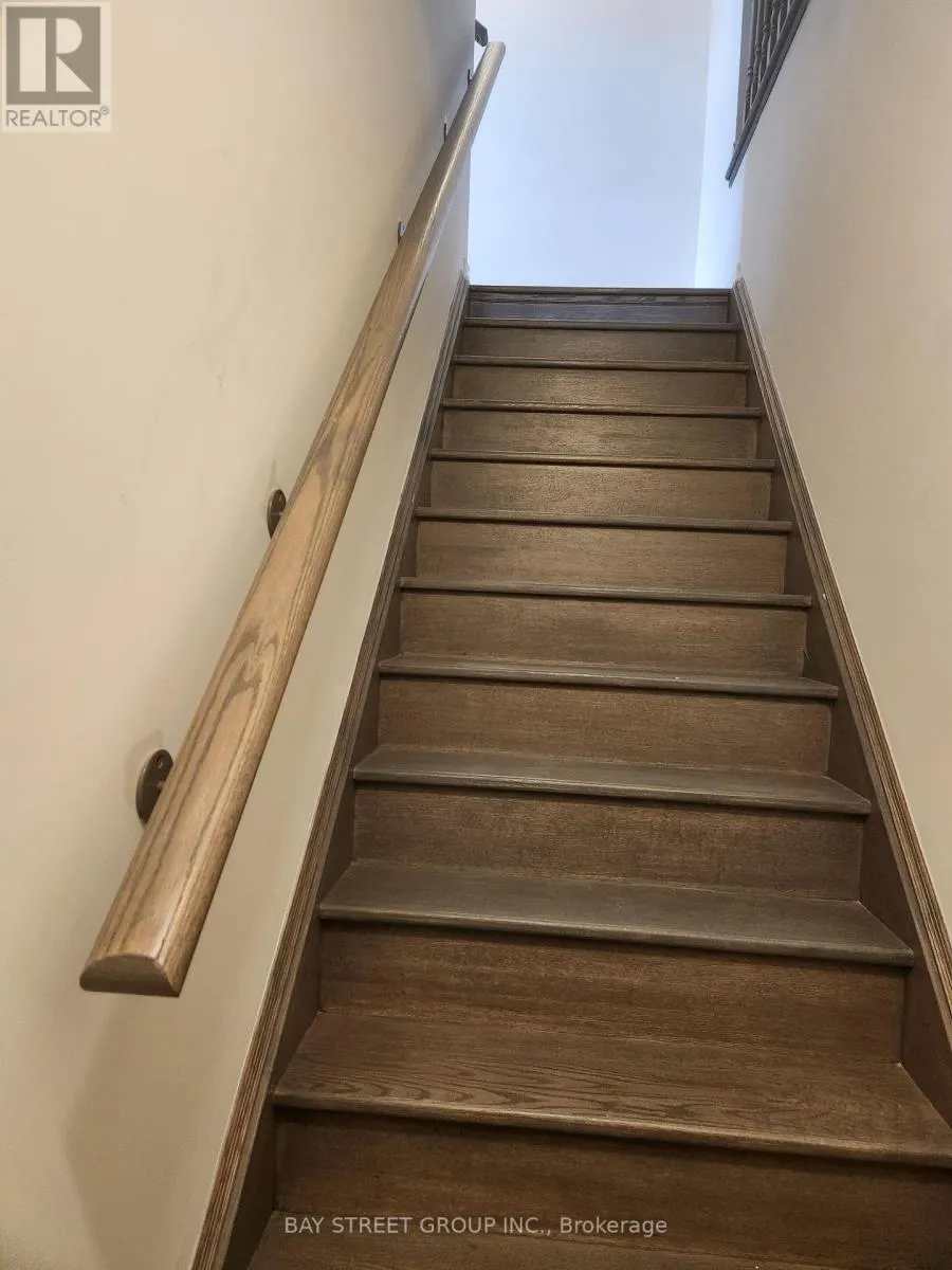 35 - 10 HALLIFORD PLACE