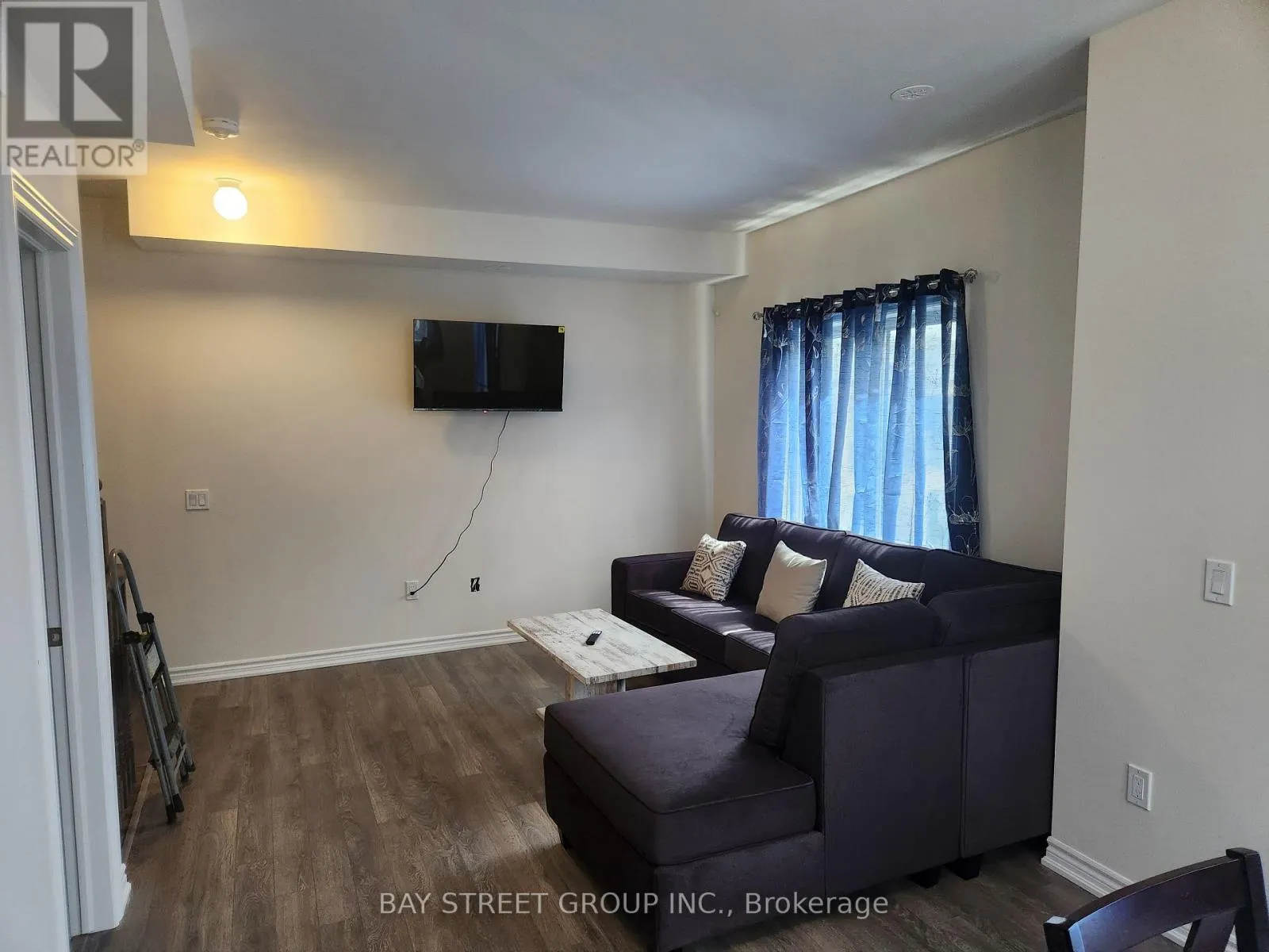 35 - 10 HALLIFORD PLACE