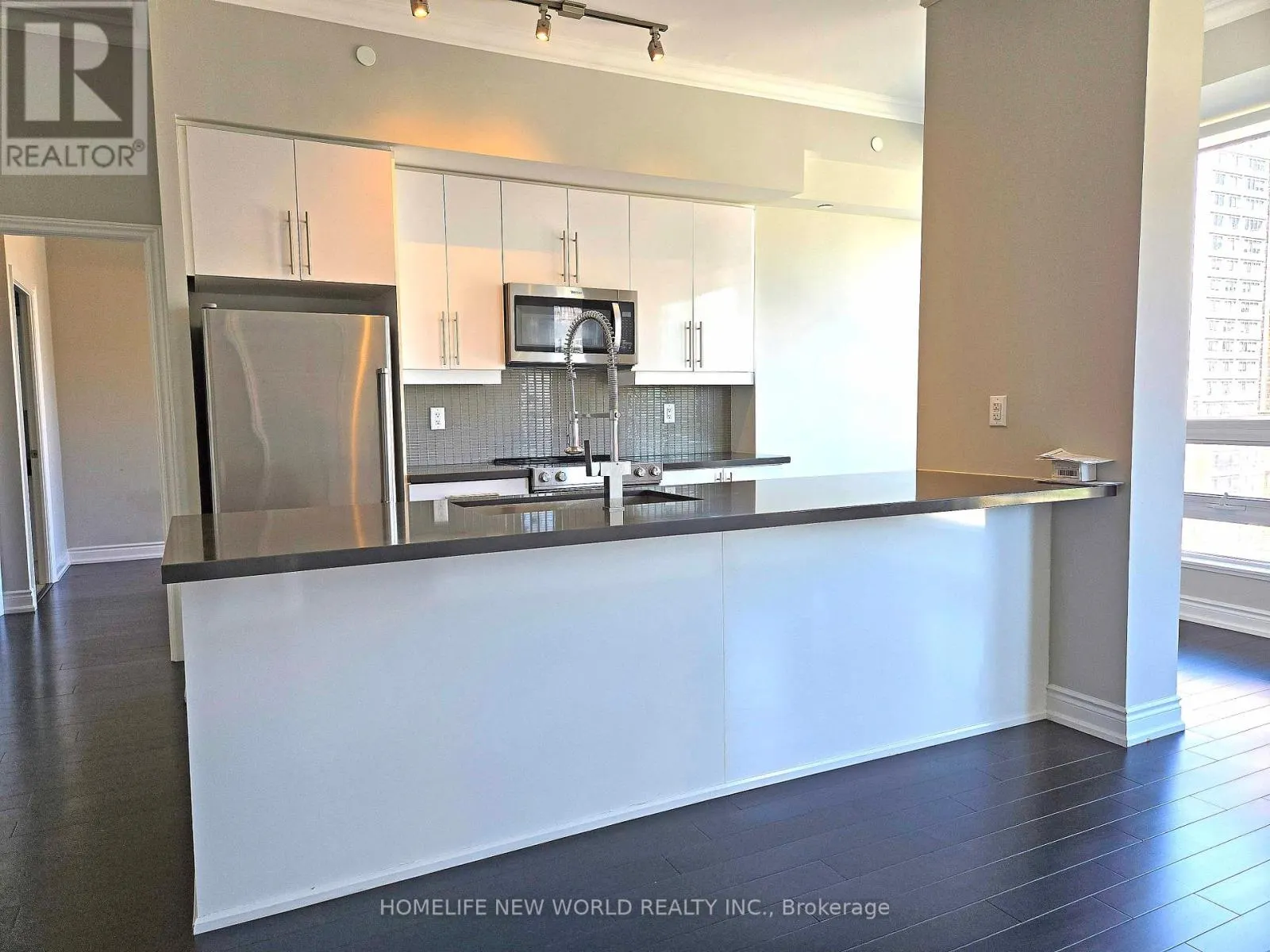 515 - 510 CURRAN PLACE