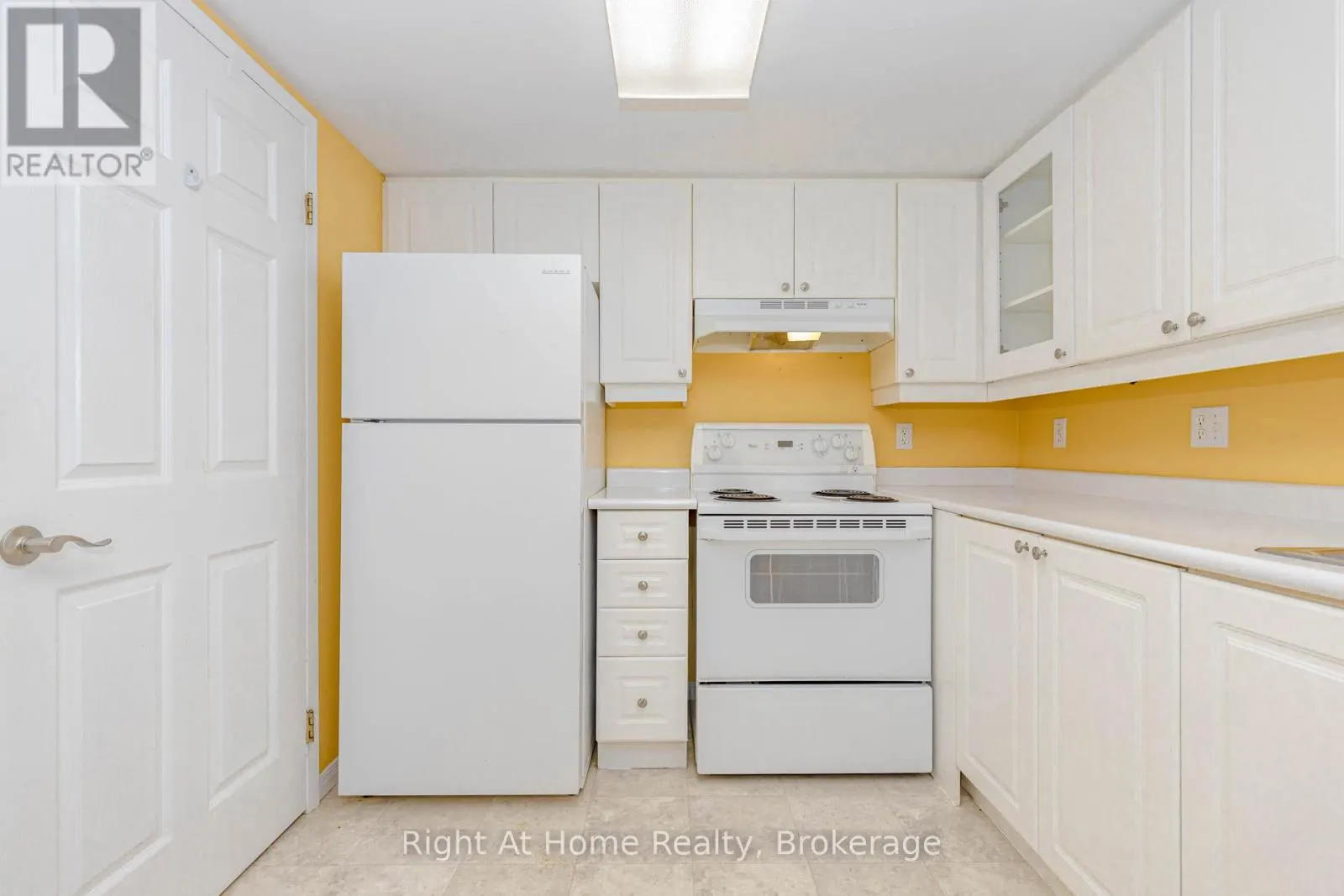 203 - 137 MARTIN STREET, #203