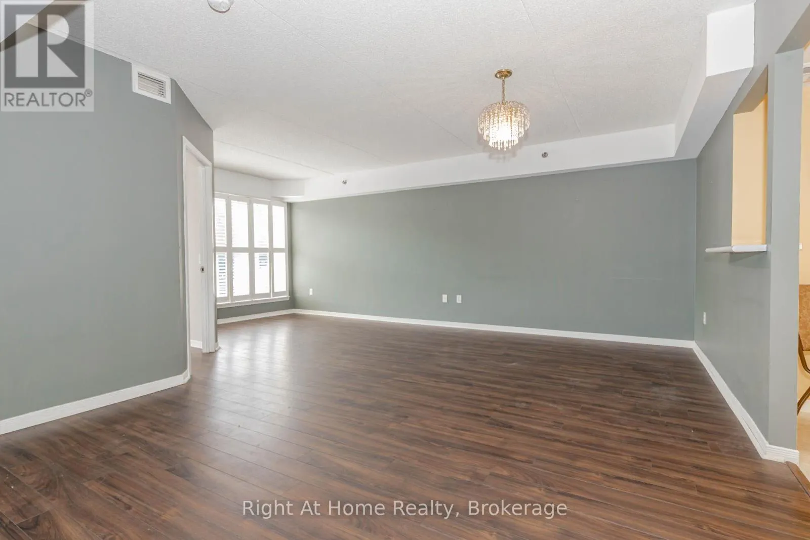 203 - 137 MARTIN STREET, #203