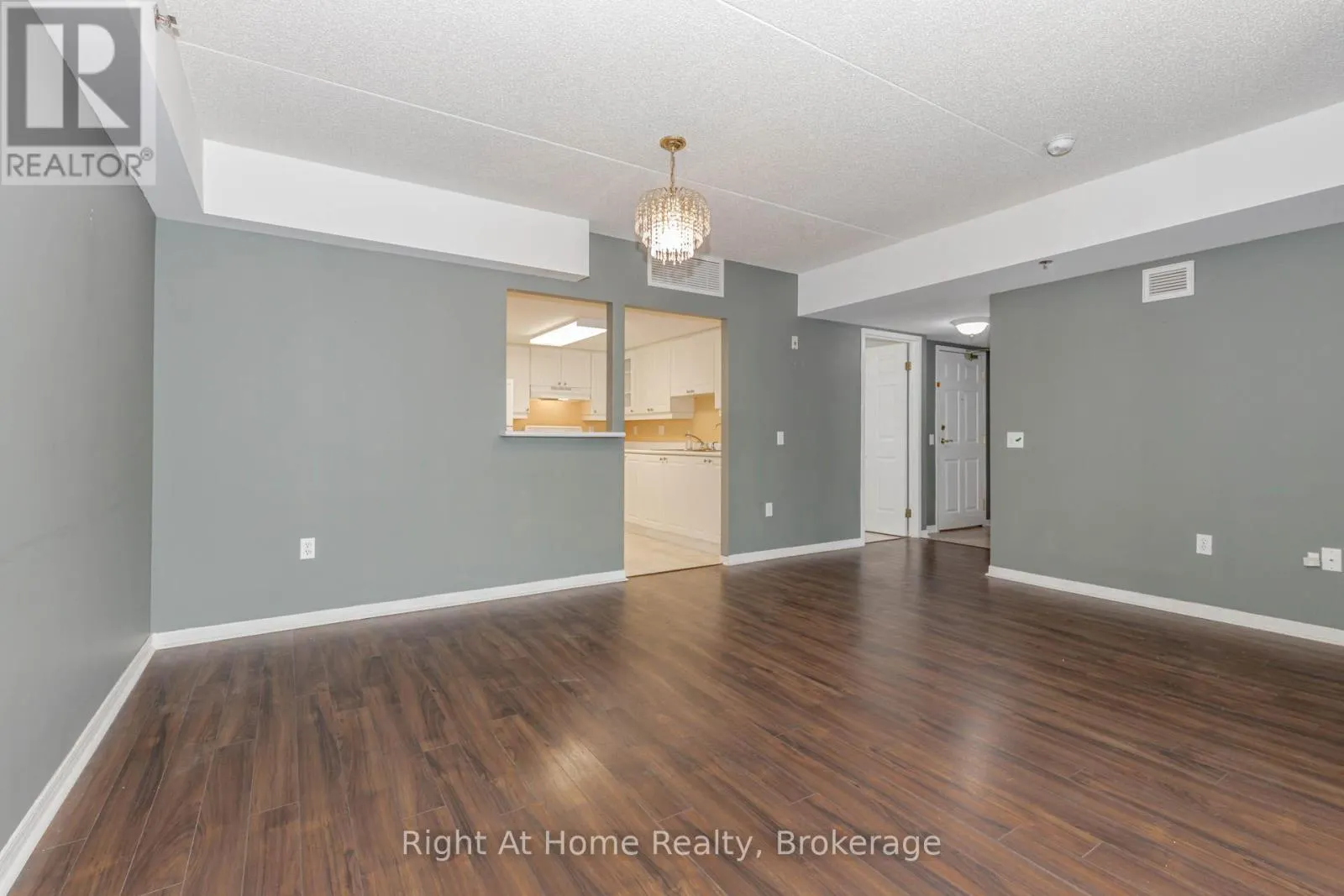 203 - 137 MARTIN STREET, #203