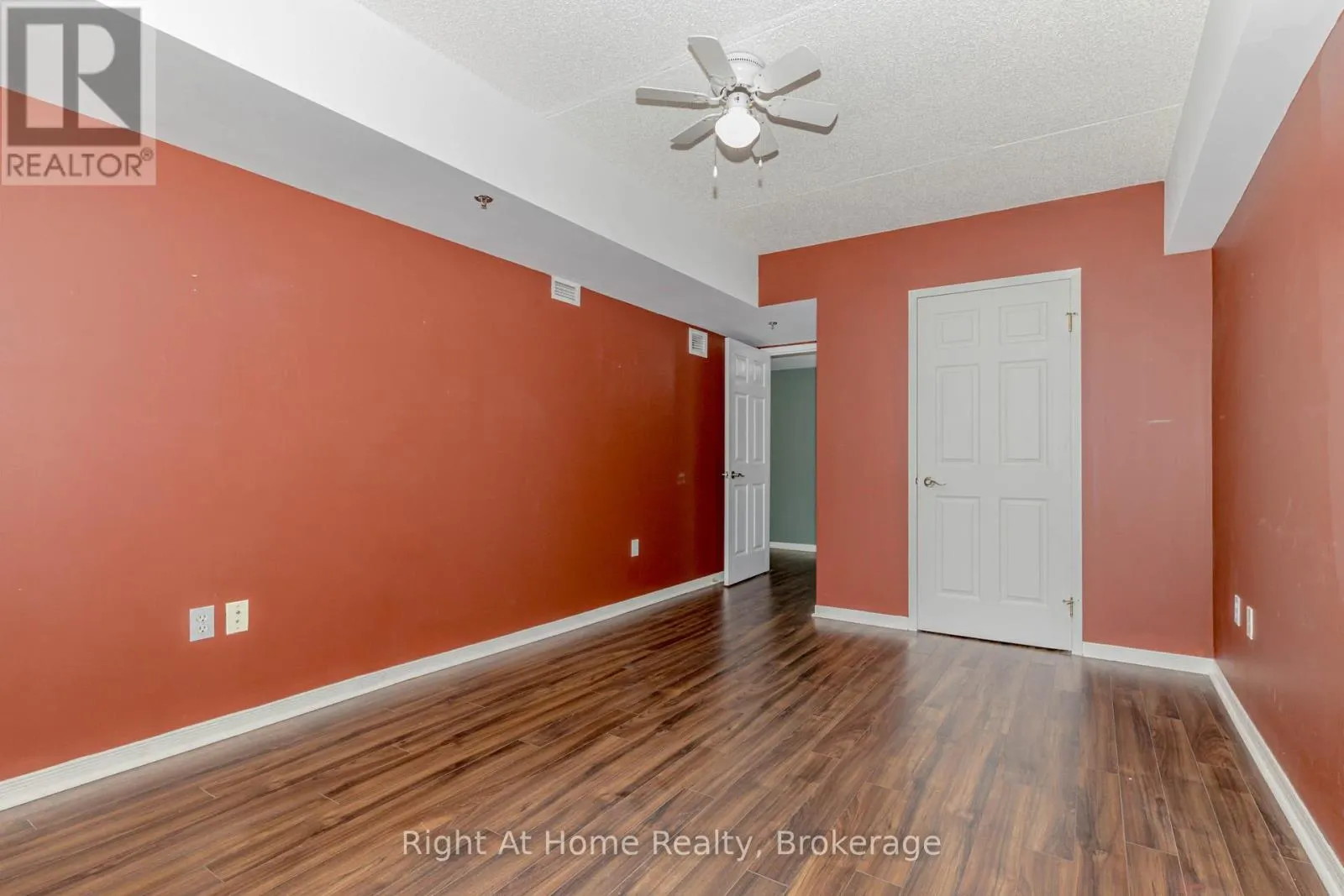 203 - 137 MARTIN STREET, #203