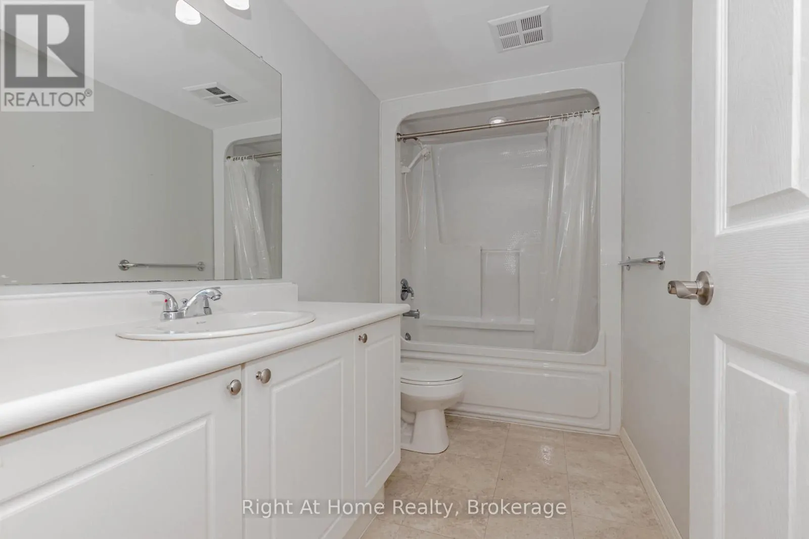 203 - 137 MARTIN STREET, #203