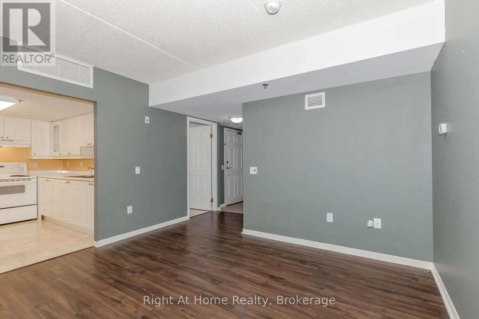 203 - 137 MARTIN STREET, #203
