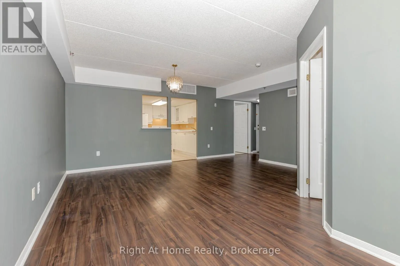 203 - 137 MARTIN STREET, #203
