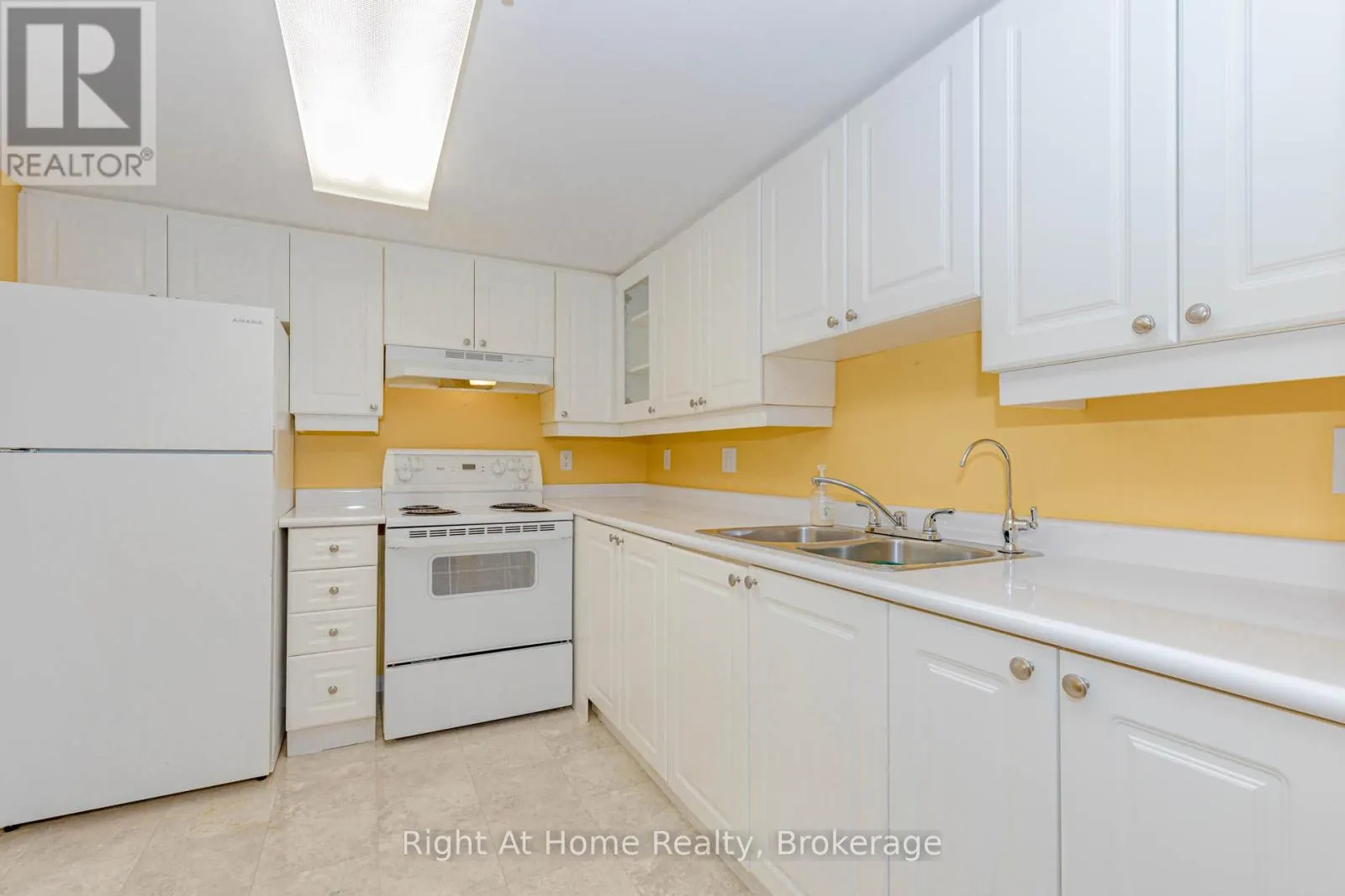 203 - 137 MARTIN STREET, #203