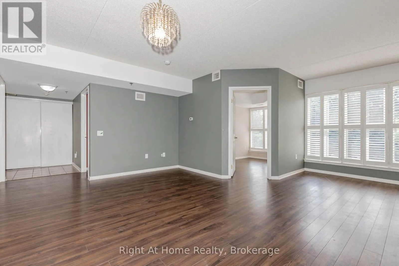 203 - 137 MARTIN STREET, #203
