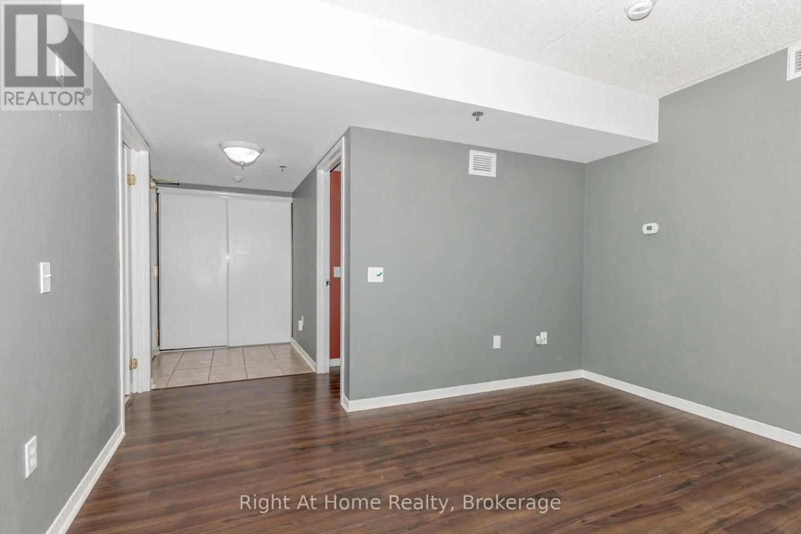 203 - 137 MARTIN STREET, #203