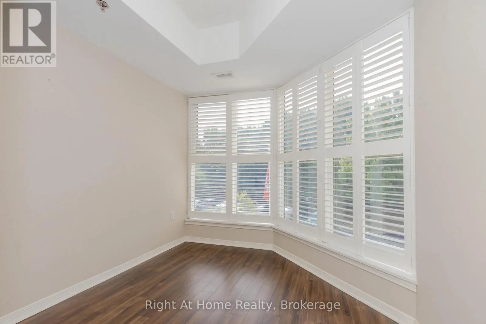 203 - 137 MARTIN STREET, #203