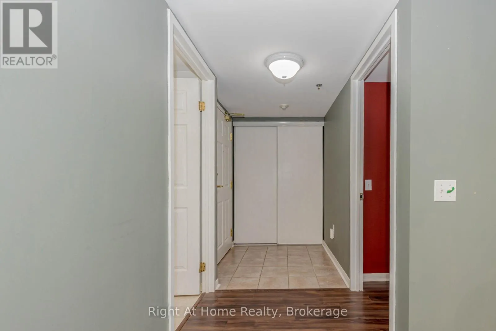 203 - 137 MARTIN STREET, #203