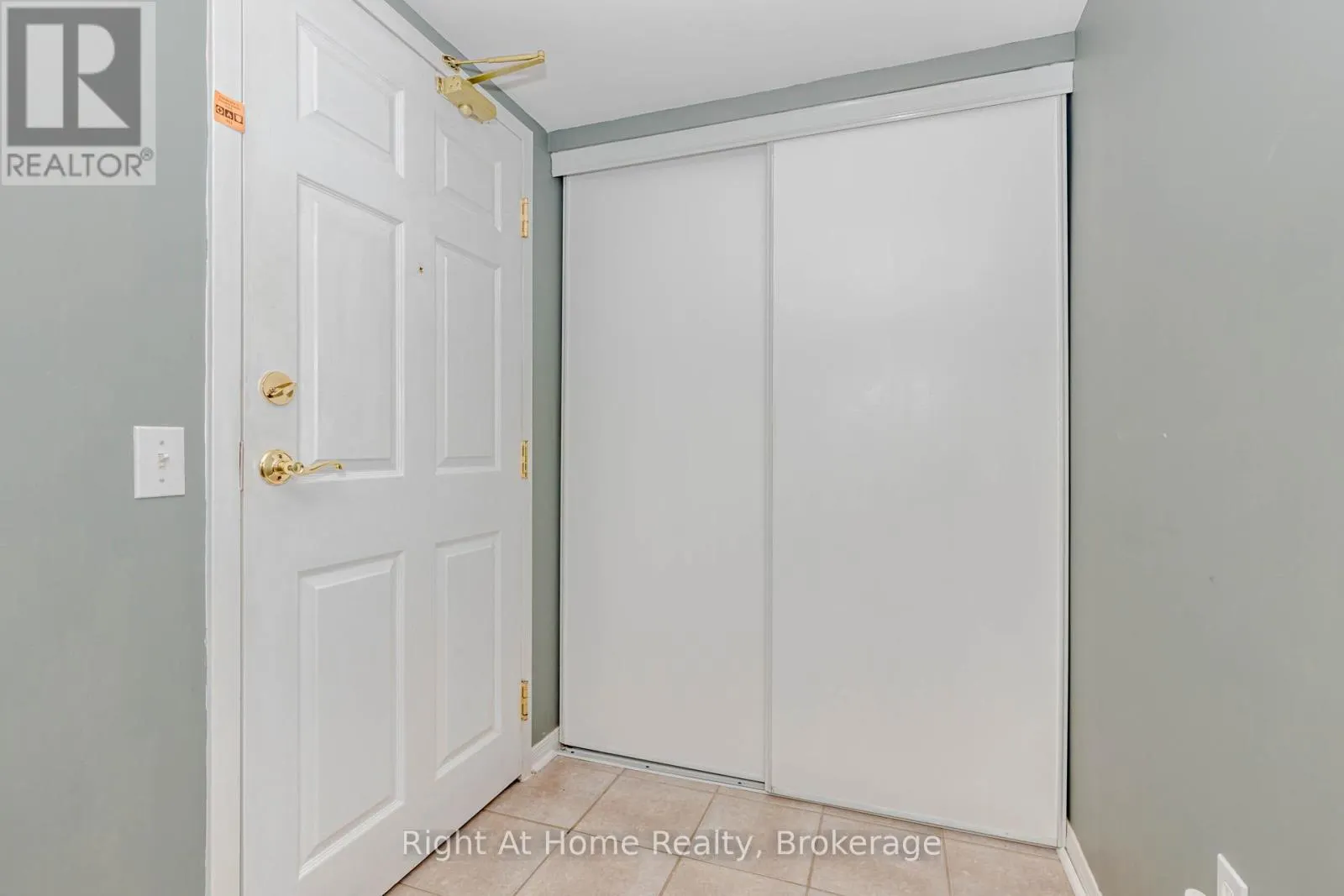 203 - 137 MARTIN STREET, #203