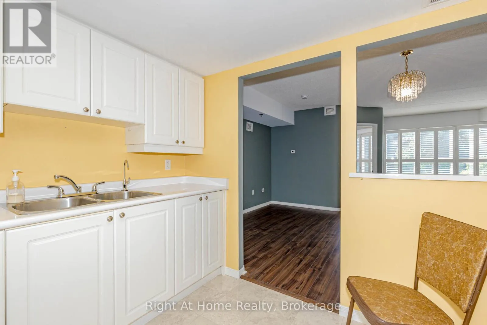 203 - 137 MARTIN STREET, #203