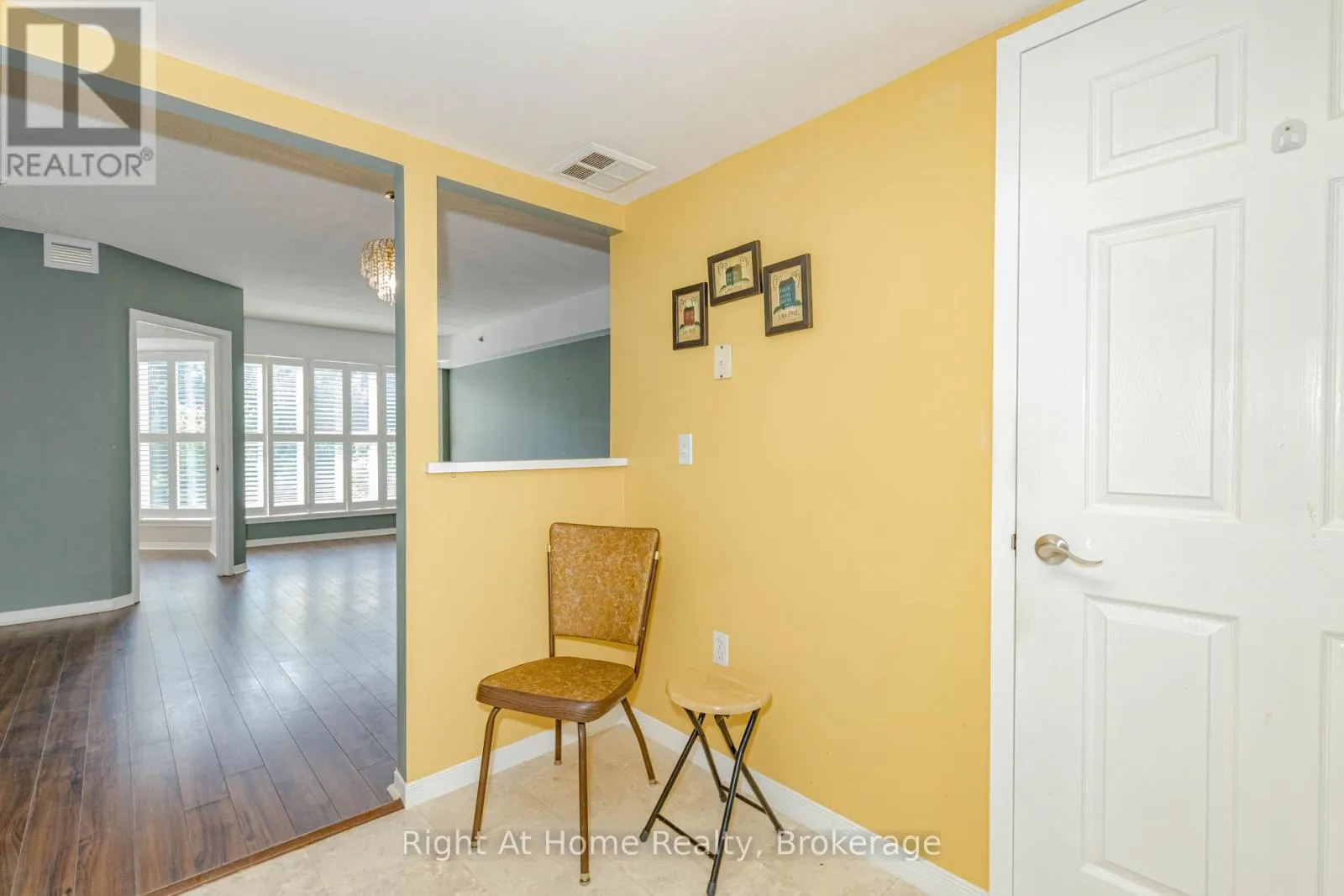 203 - 137 MARTIN STREET, #203