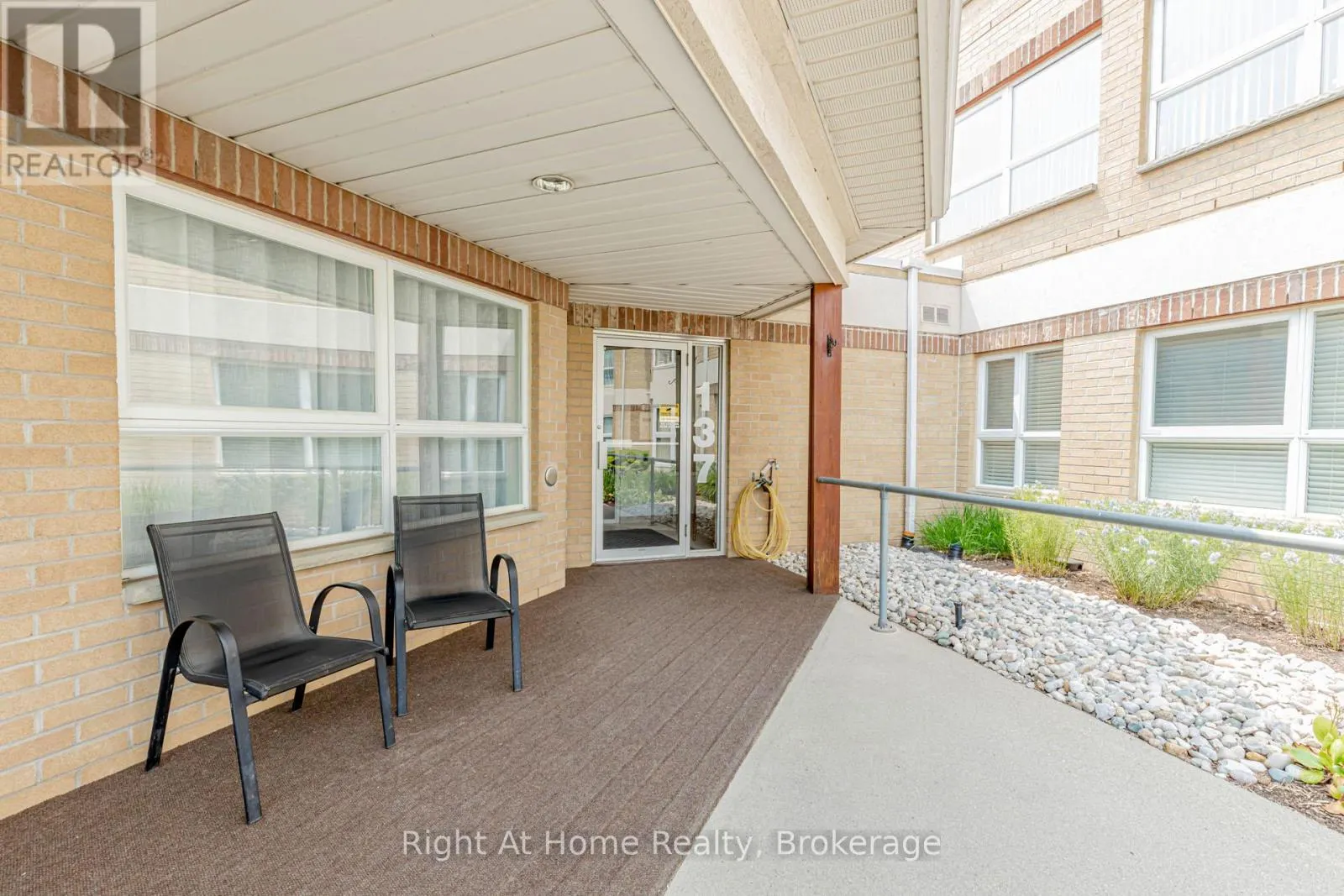 203 - 137 MARTIN STREET, #203
