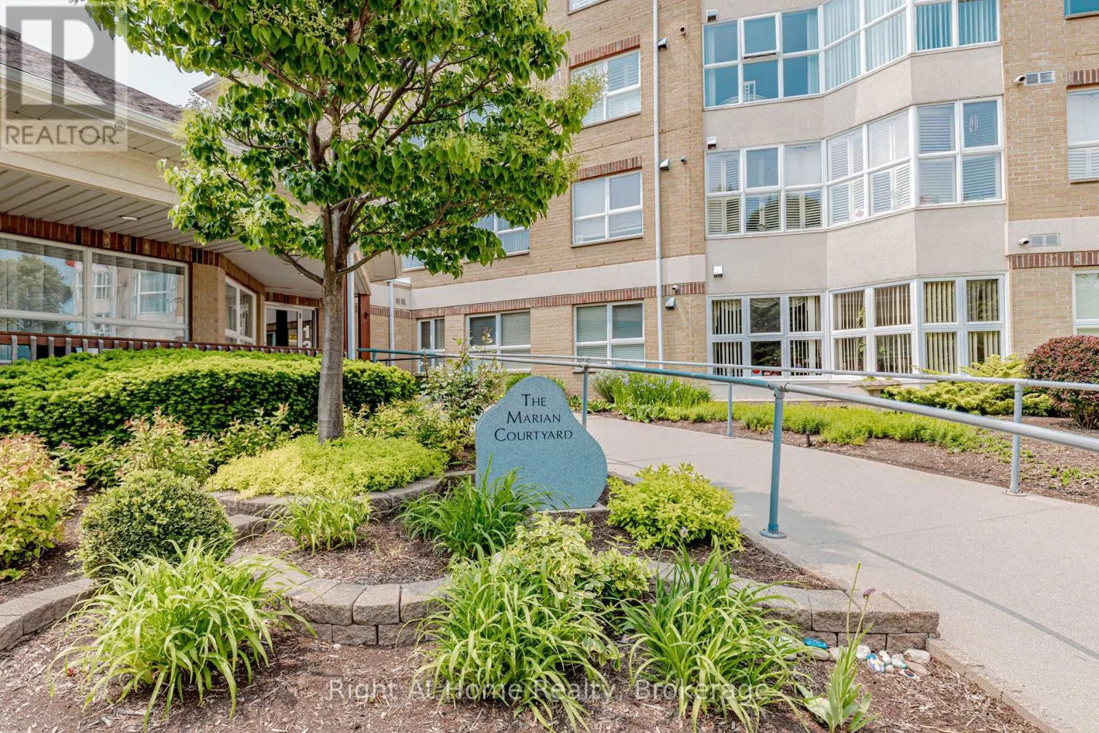 203 - 137 MARTIN STREET, #203