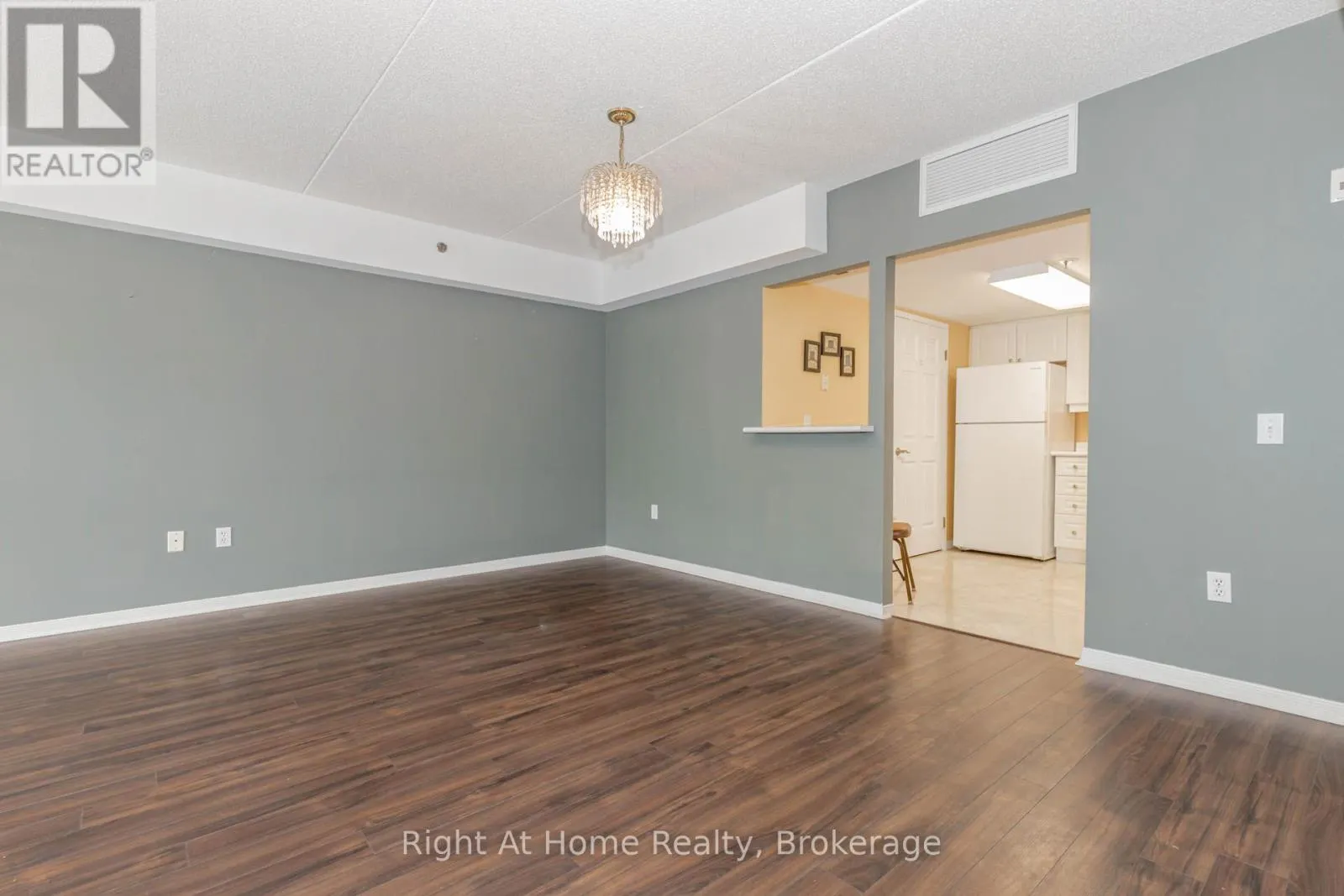 203 - 137 MARTIN STREET, #203
