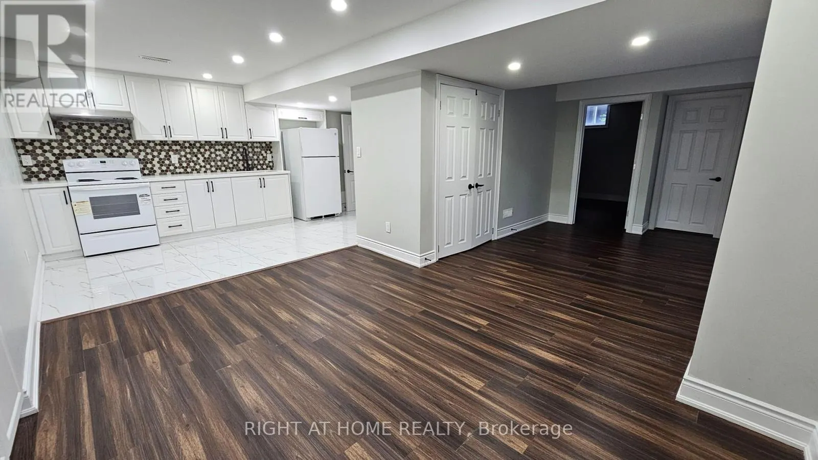 LOWER - 387 GLENASHTON DRIVE