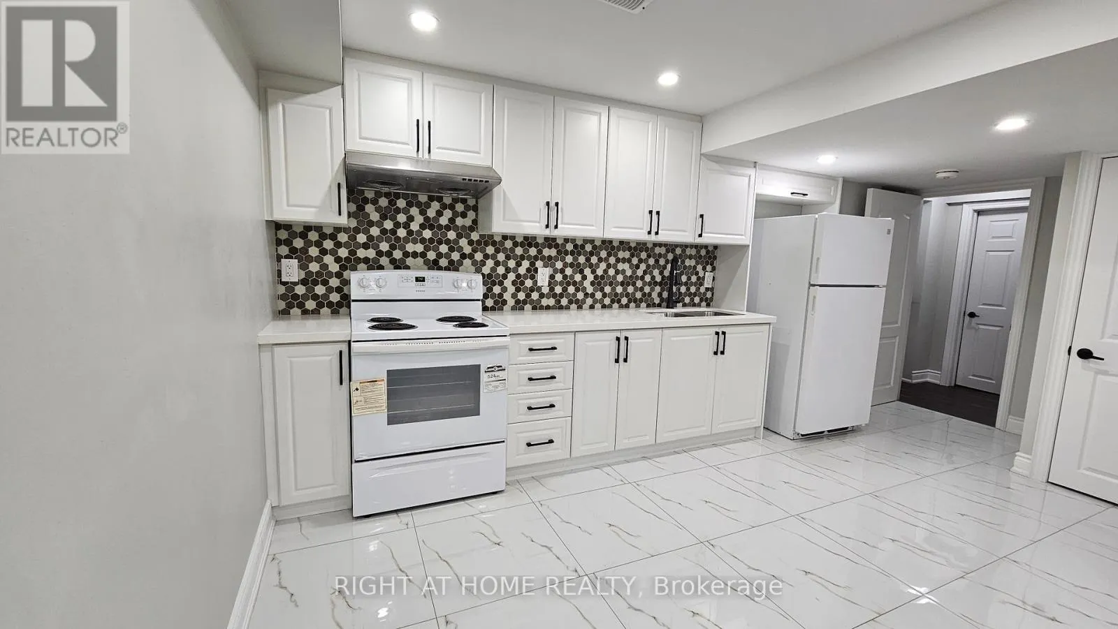 LOWER - 387 GLENASHTON DRIVE