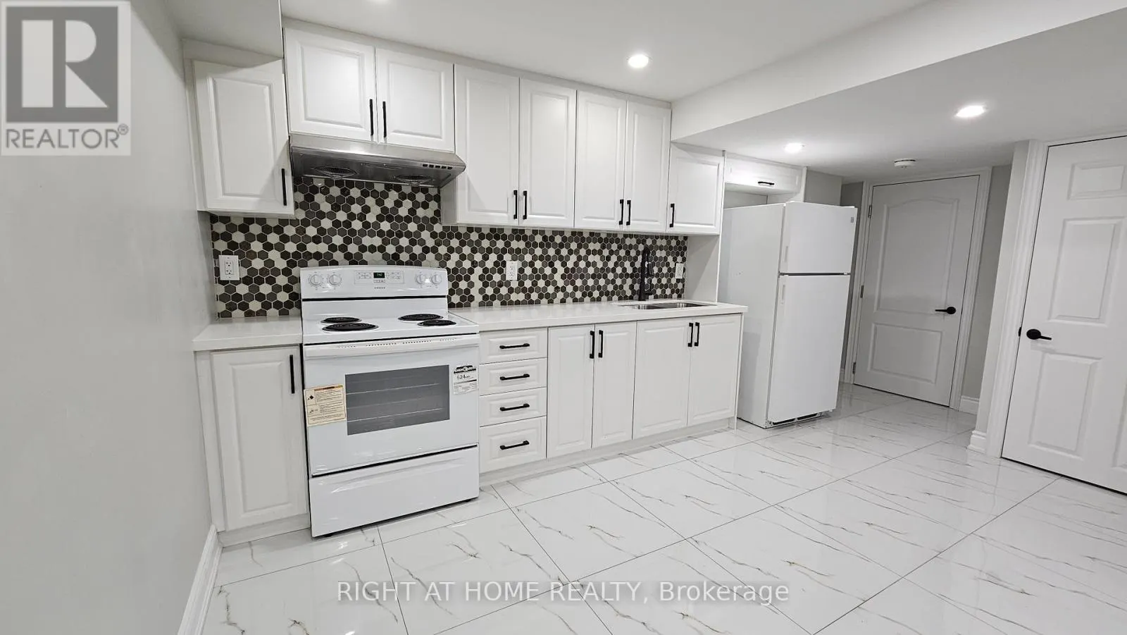 LOWER - 387 GLENASHTON DRIVE