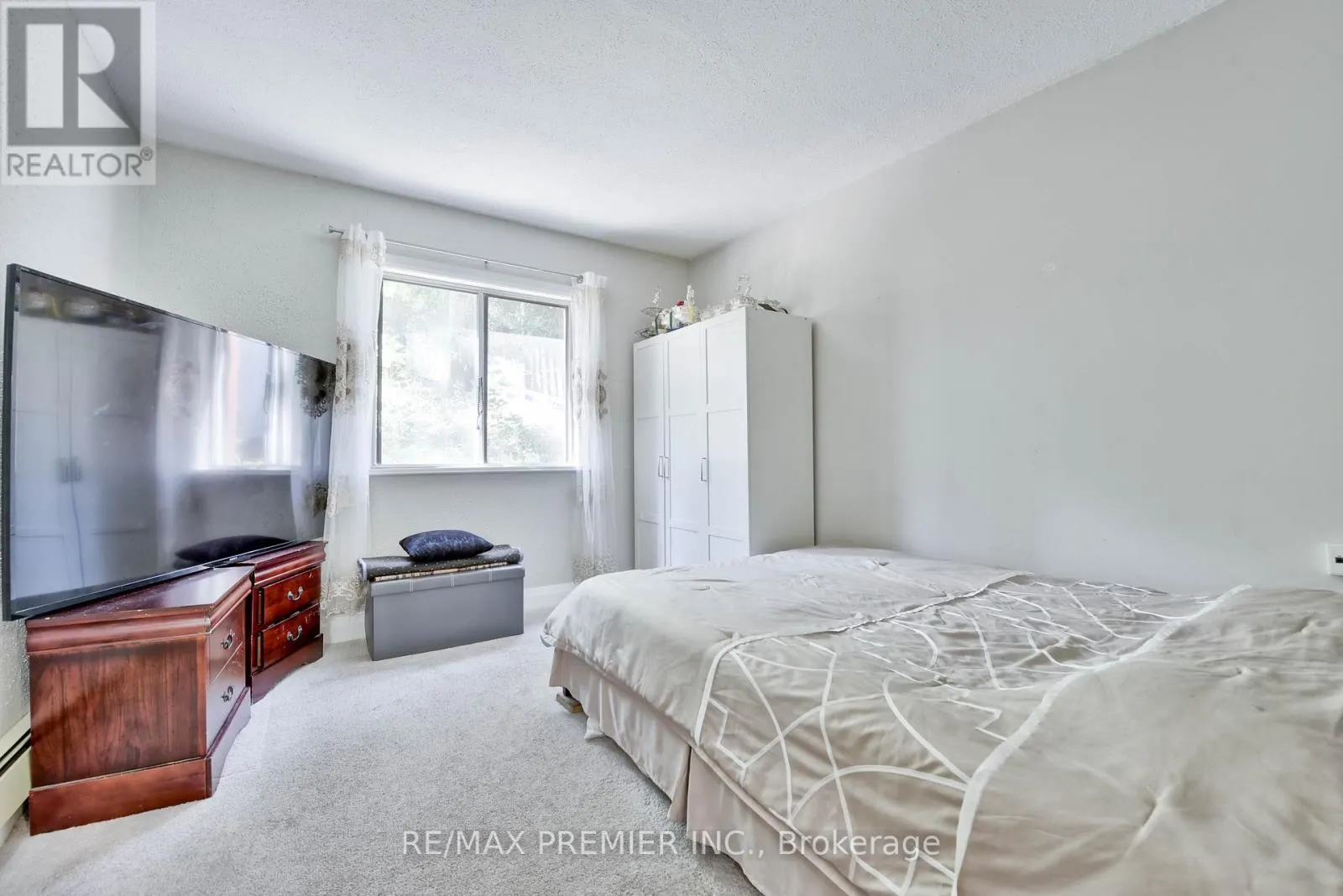 1 EDGEBROOK DRIVE