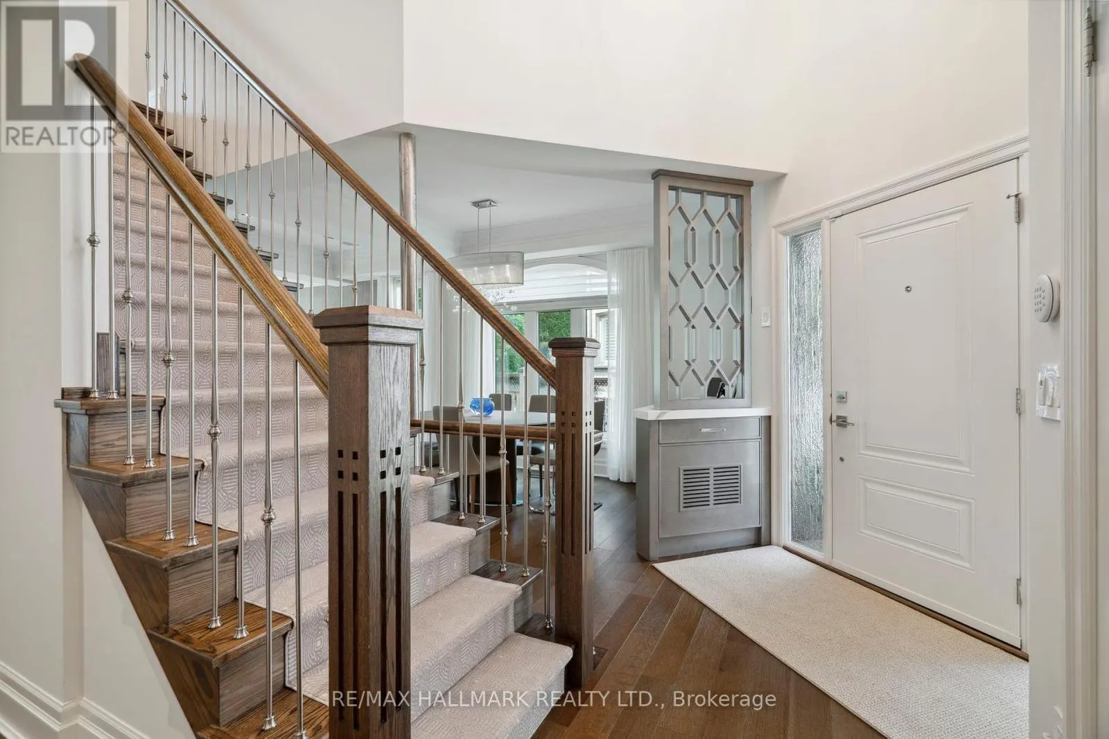 2092 PINEVALLEY CRESCENT