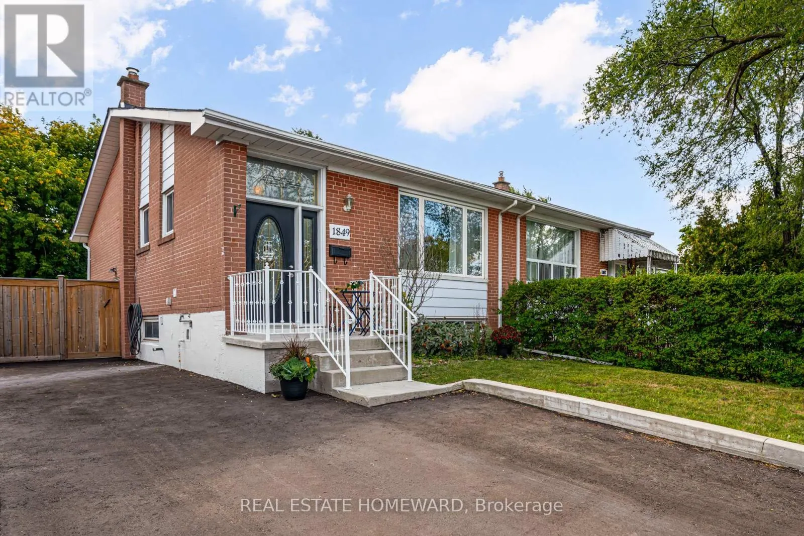 1849 SANDGATE CRESCENT