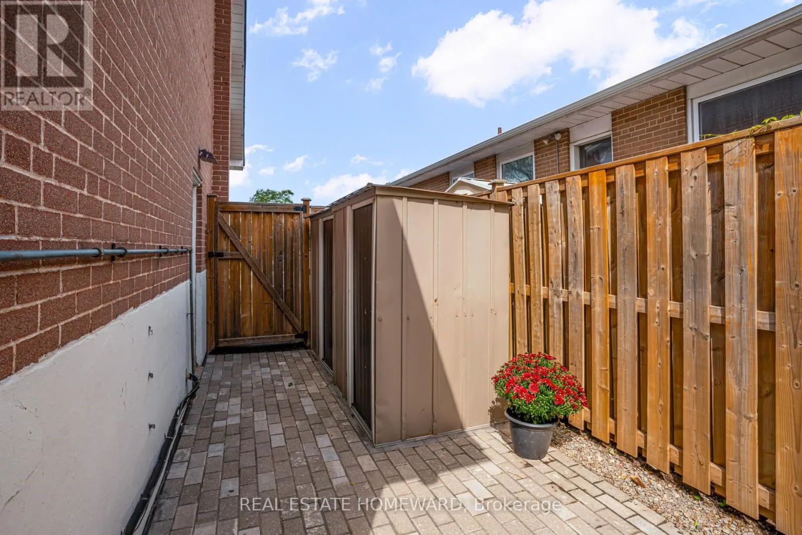 1849 SANDGATE CRESCENT