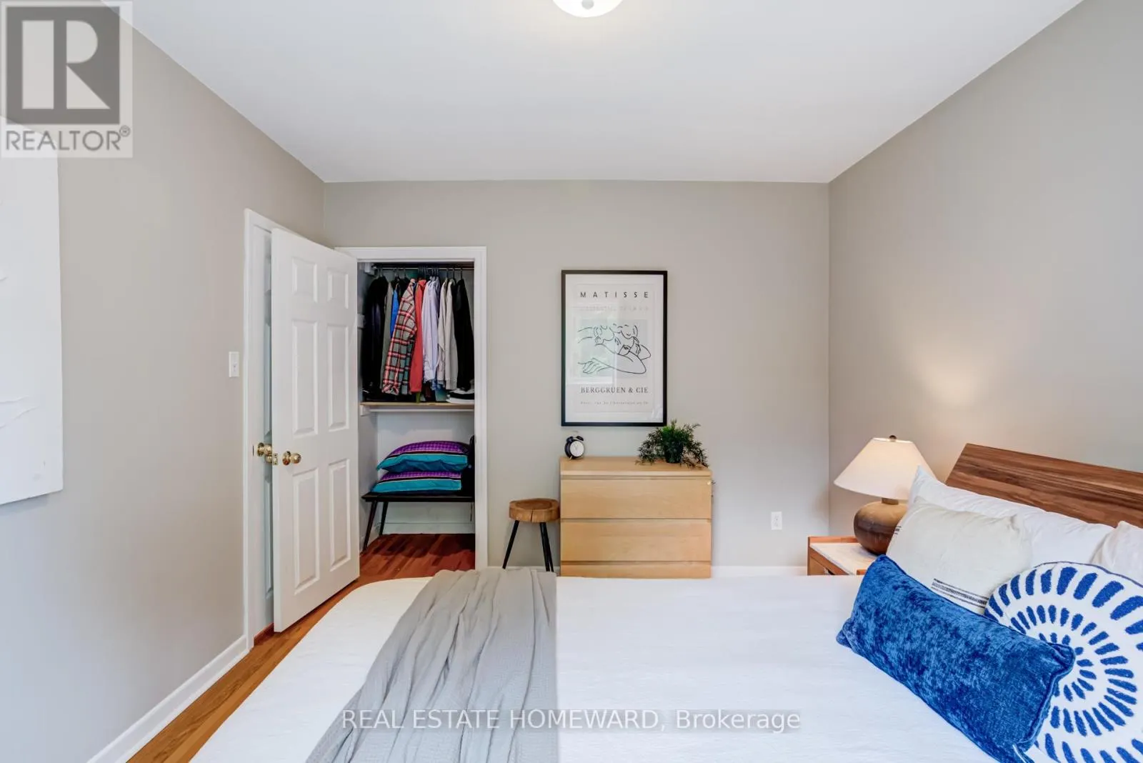 1849 SANDGATE CRESCENT