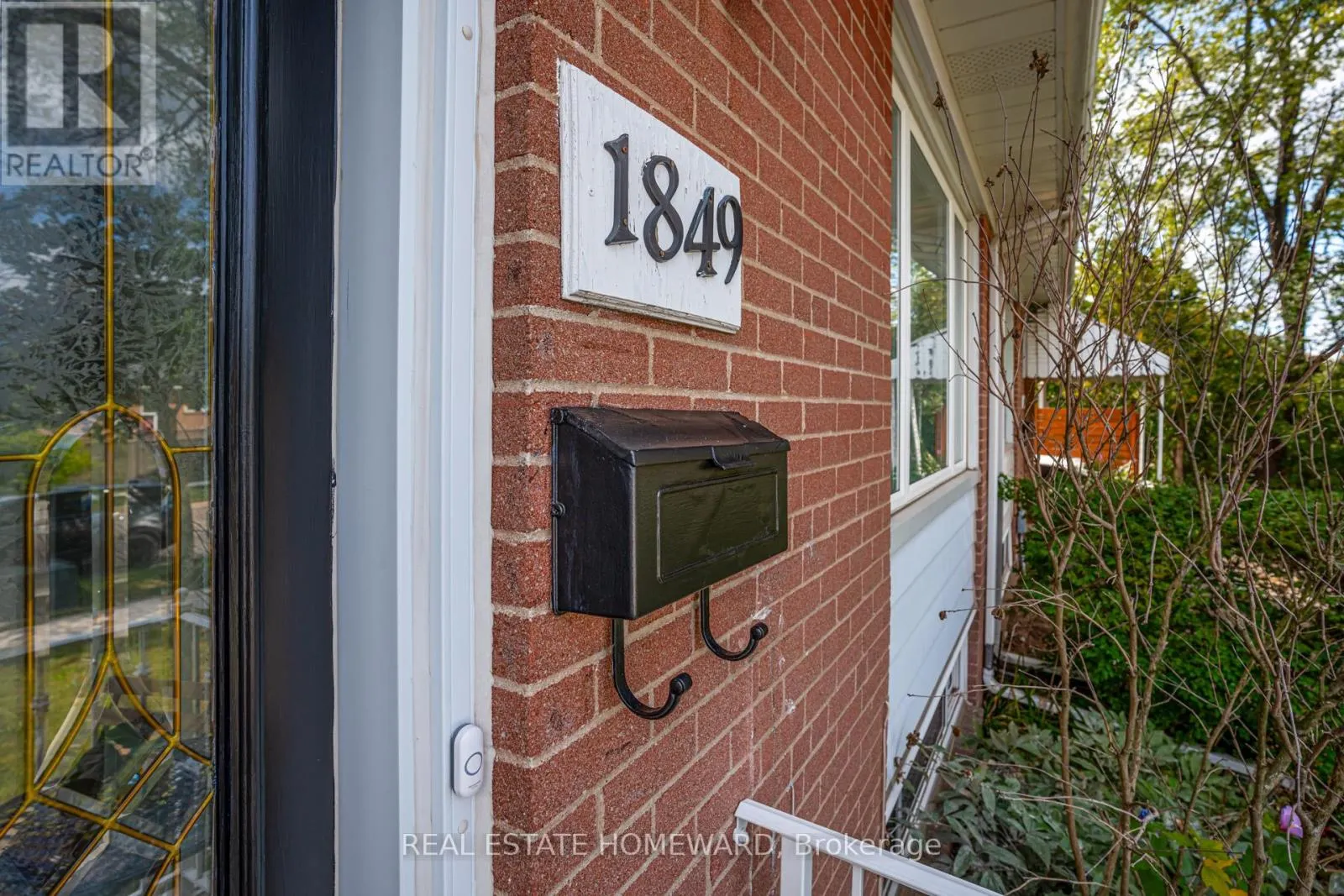 1849 SANDGATE CRESCENT