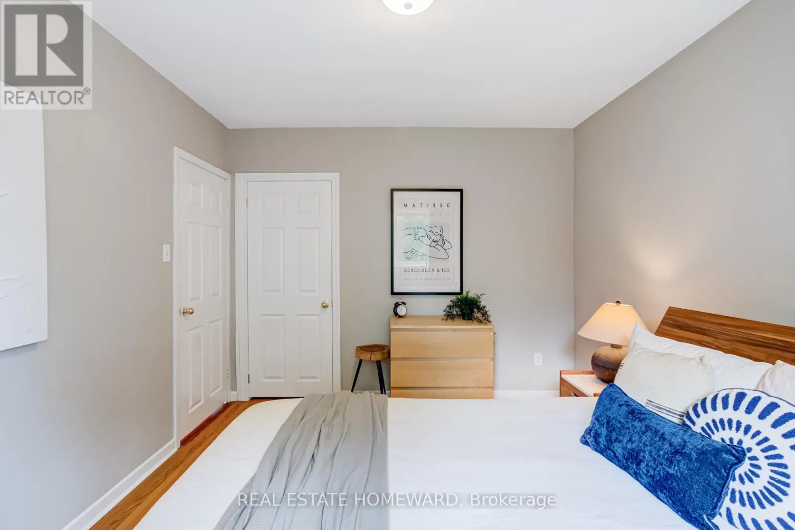 1849 SANDGATE CRESCENT