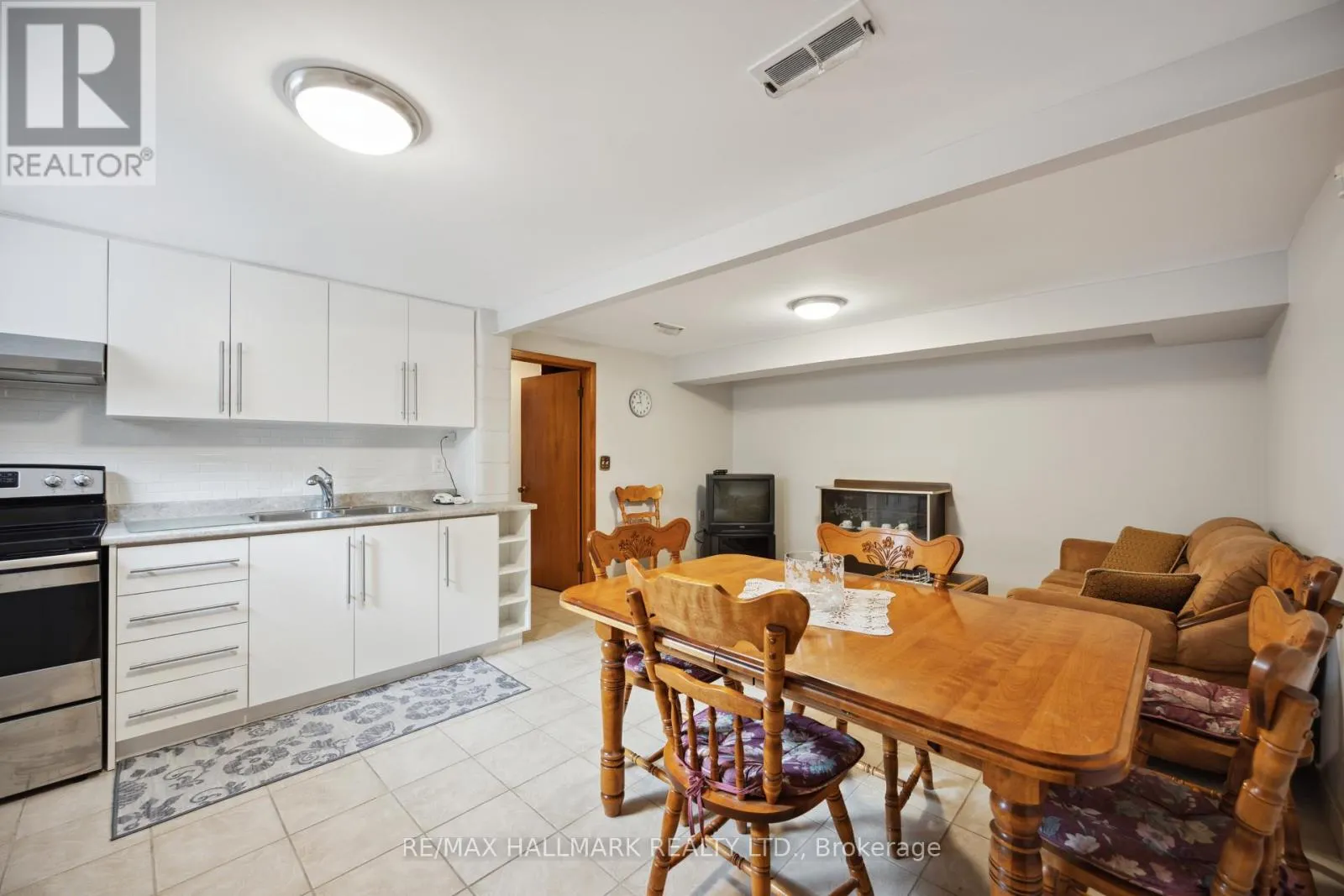 23 LOCKINGTON COURT