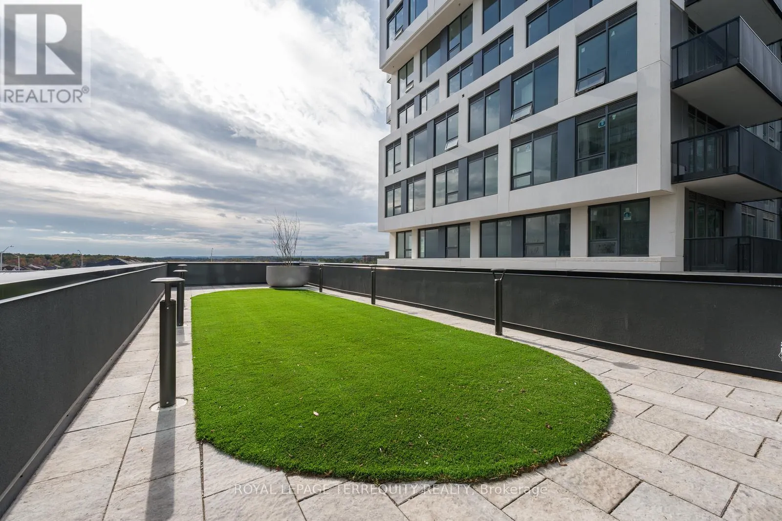 PH 802 - 3005 PINE GLEN ROAD